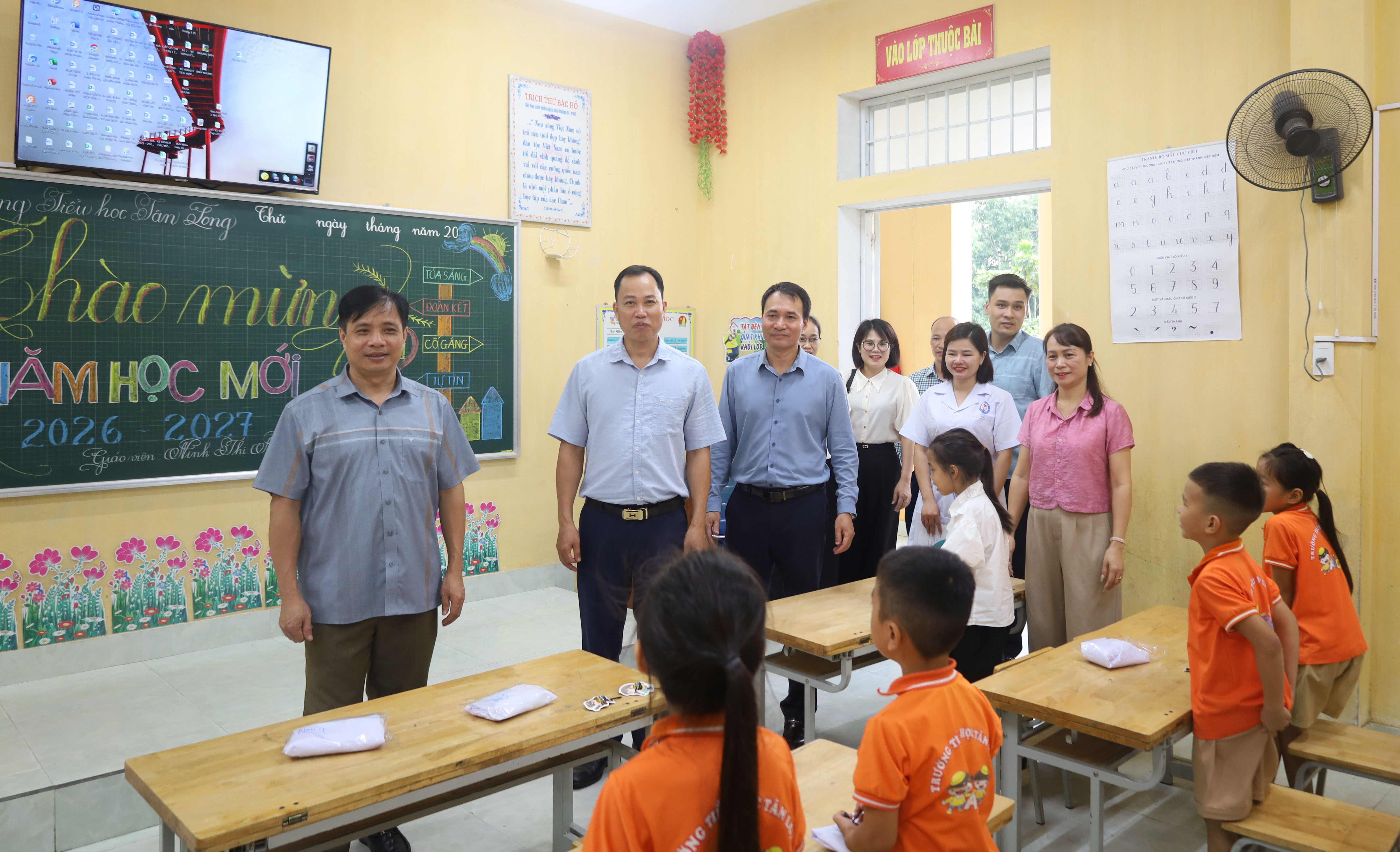 Đồng chí Bí thư Đảng ủy xã kiểm tra công tác chuẩn bị năm học mới  2026 - 2027