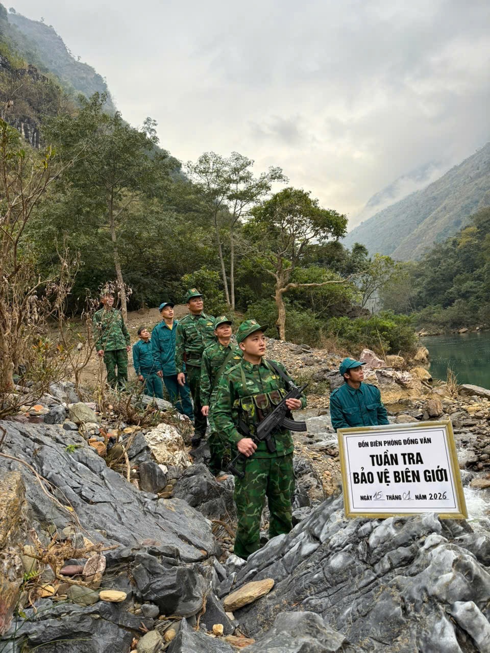 BAN CHQS XÃ ĐỒNG VĂN TỈNH TUYÊN QUANG  PHỐI HỢP VỚI ĐỒN BIÊN PHÒNG ĐỒNG VĂN TỔ CHỨC TUẦN TRA BIÊN GIỚI.