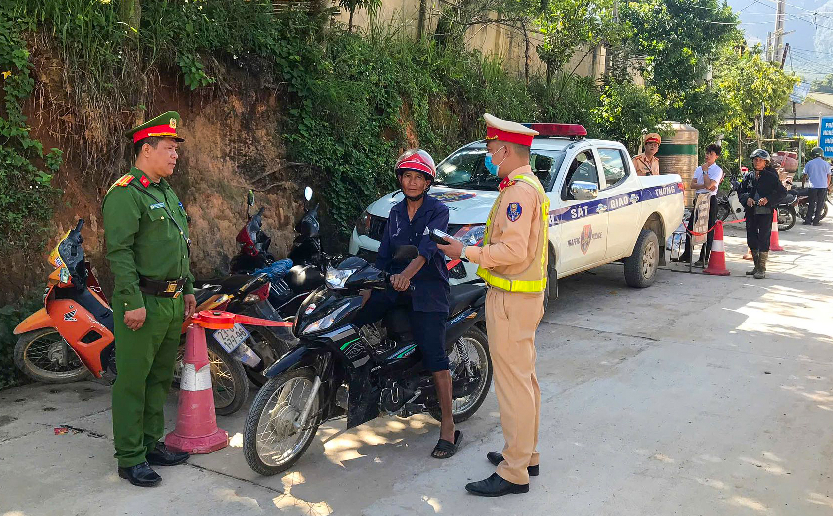 CÔNG AN XÃ TRUNG THỊNH PHỐI HỢP VỚI PHÒNG CẢNH SÁT GIAO THÔNG (PC08) TỔ CHỨC TUẦN TRA, KIỂM SOÁT XỬ LÝ VI PHẠM TRẬT TỰ AN TOÀN GIAO THÔNG