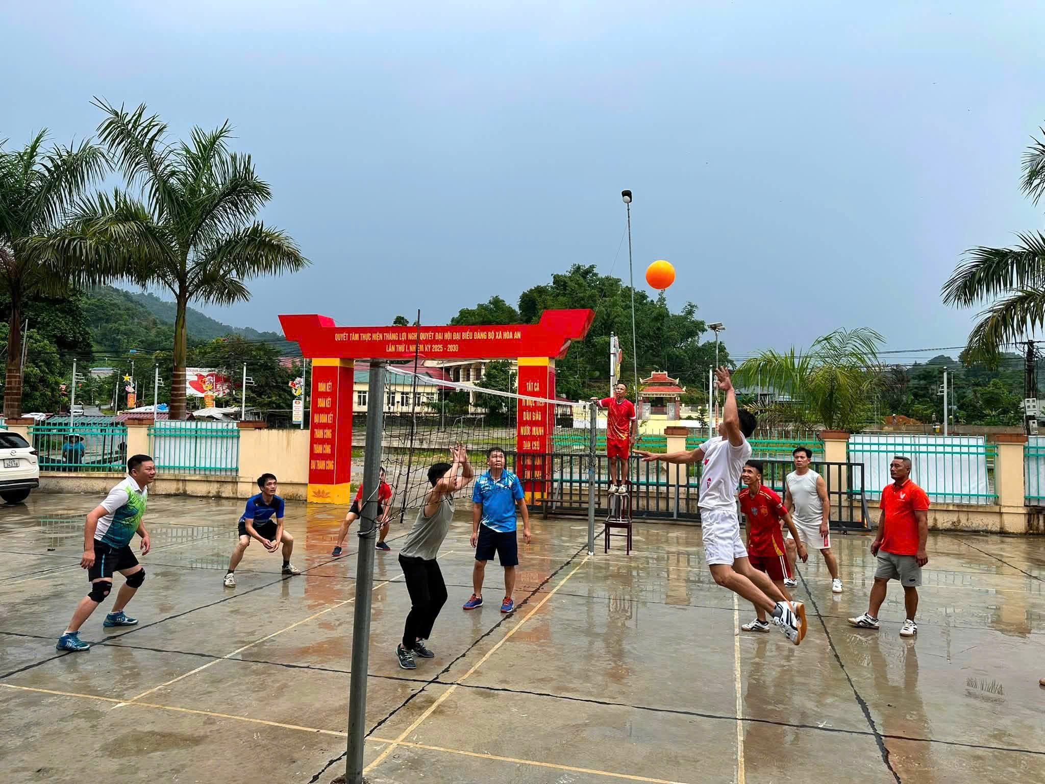 SÔI NỔI GIAO LƯU BÓNG CHUYỀN HƠI MỞ RỘNG CHÀO MỪNG NGÀY HỘI TOÀN DÂN BẢO VỆ AN NINH TỔ QUỐC XÃ HÒA AN NĂM 2026
