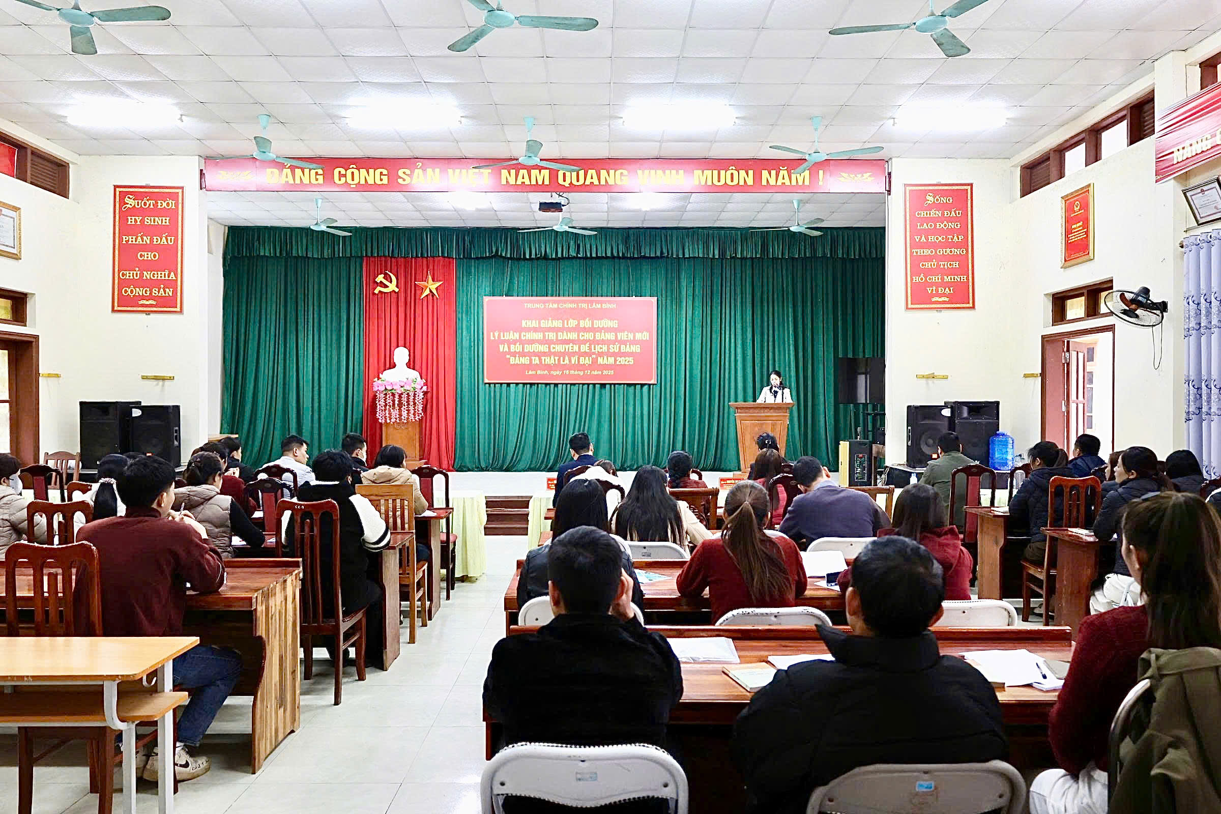 Khai giảng lớp bồi dưỡng lý luận chính trị dành cho đảng viên mới và bồi dưỡng chuyên đề lịch sử Đảng “ Đảng ta thật là vỹ đại ” năm 2025