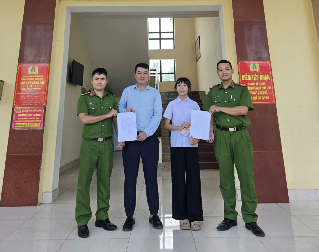 CÔNG AN PHƯỜNG MINH XUÂN HỖ TRỢ NGƯỜI DÂN NHẬN LẠI TÀI SẢN THẤT LẠC