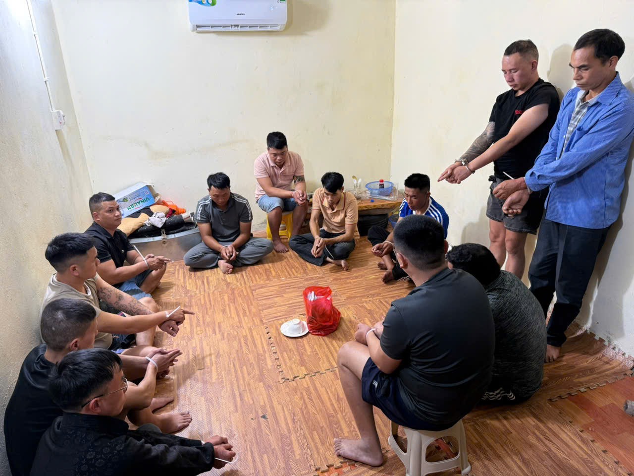 LIÊN TIẾP TRIỆT XÓA CÁC TỤ ĐIỂM ĐÁNH BẠC ĂN TIỀN