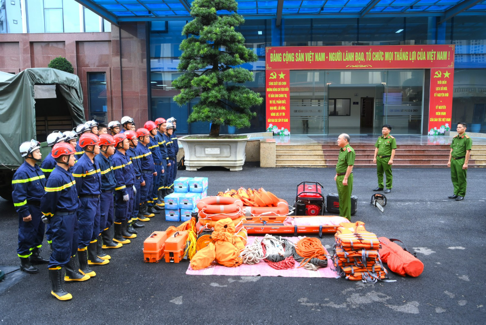 Lực lượng Cảnh sát phòng cháy, chữa cháy và cứu nạn, cứu hộ lên đường thực hiện nhiệm vụ cứu nạn, cứu hộ tại tỉnh Tuyên Quang