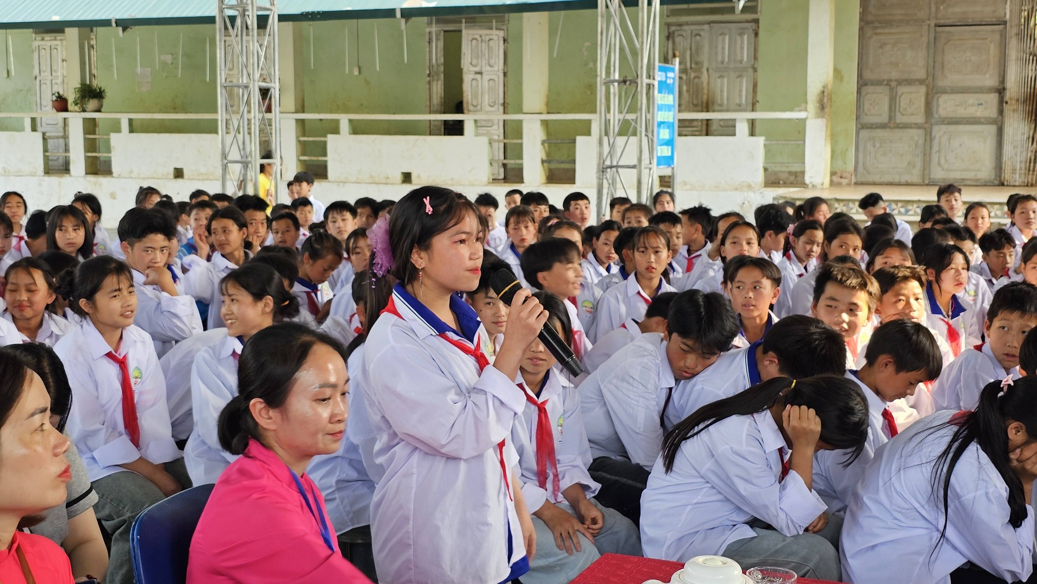 Đối thoại trực tiếp giữa người đứng đầu cấp ủy với giáo viên và học sinh Trường THCS Cán Chu Phìn