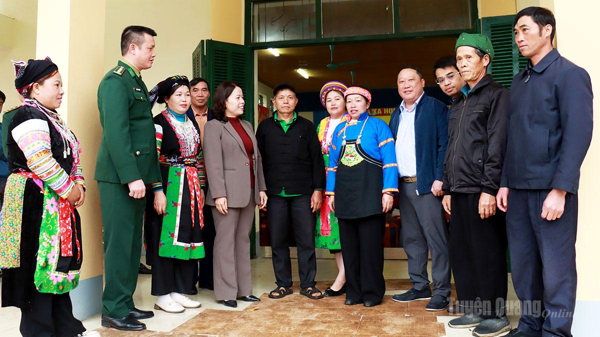 Ứng cử viên đại biểu Quốc hội và đại biểu HĐND tỉnh tiếp xúc cử tri tại xã Tùng Vài