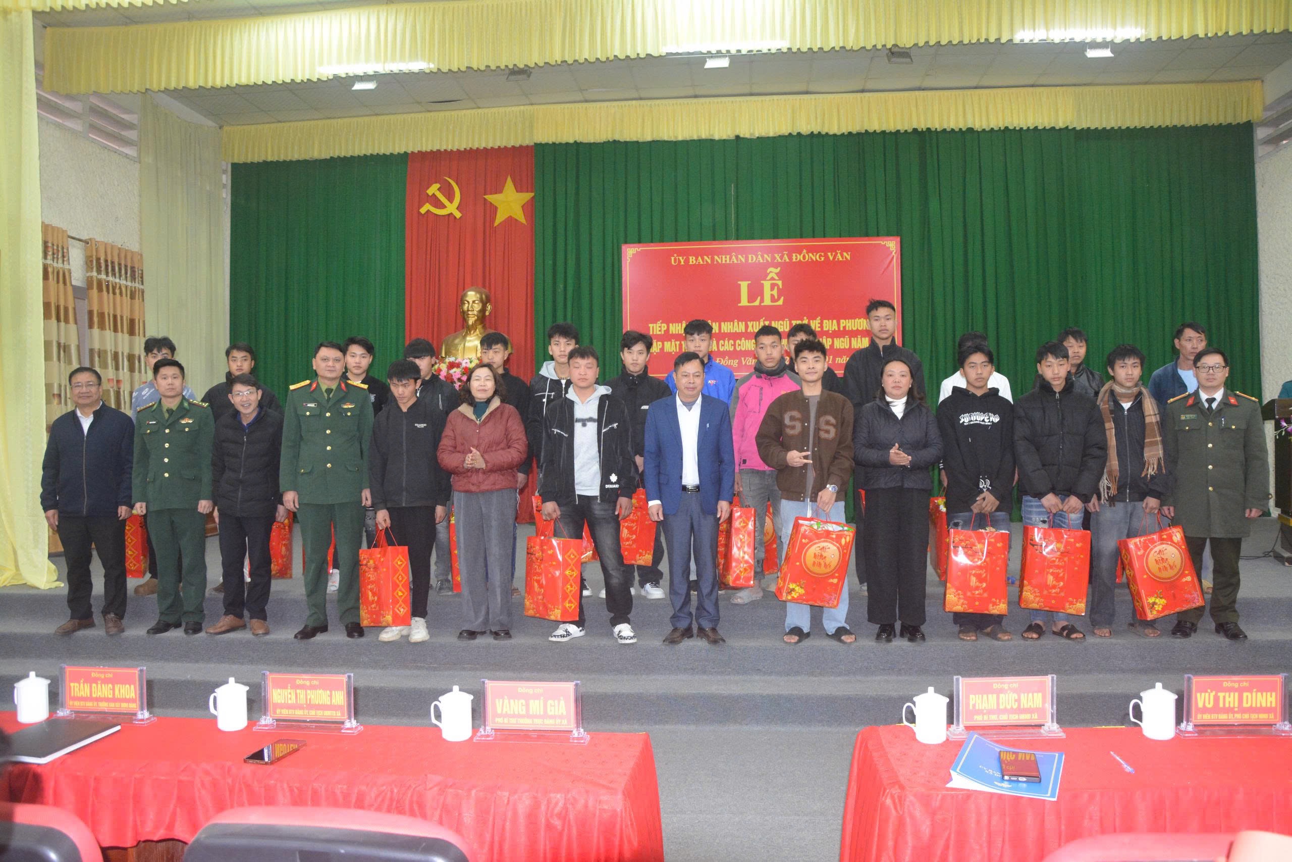 XÃ ĐỒNG VĂN TỔ CHỨC LỄ TIẾP NHẬN QUÂN NHÂN XUẤT NGŨ TRỞ VỀ ĐỊA PHƯƠNG VÀ TẶNG QUÀ CÁC CÔNG DÂN CHUẨN BỊ NHẬP NGŨ NĂM 2026    