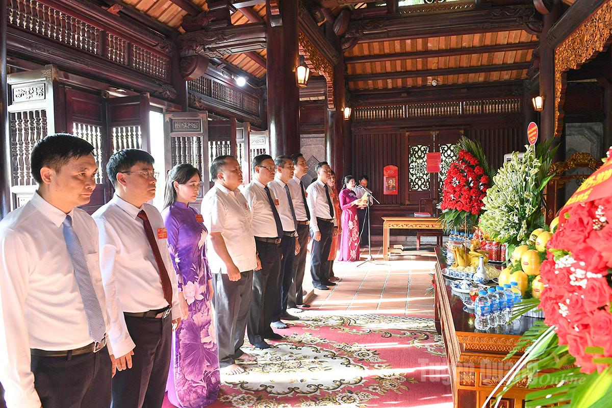 Đoàn đại biểu dự Đại hội đại biểu Đảng bộ UBND tỉnh dâng hương tưởng nhớ Chủ tịch Hồ Chí Minh và các Anh hùng liệt sĩ