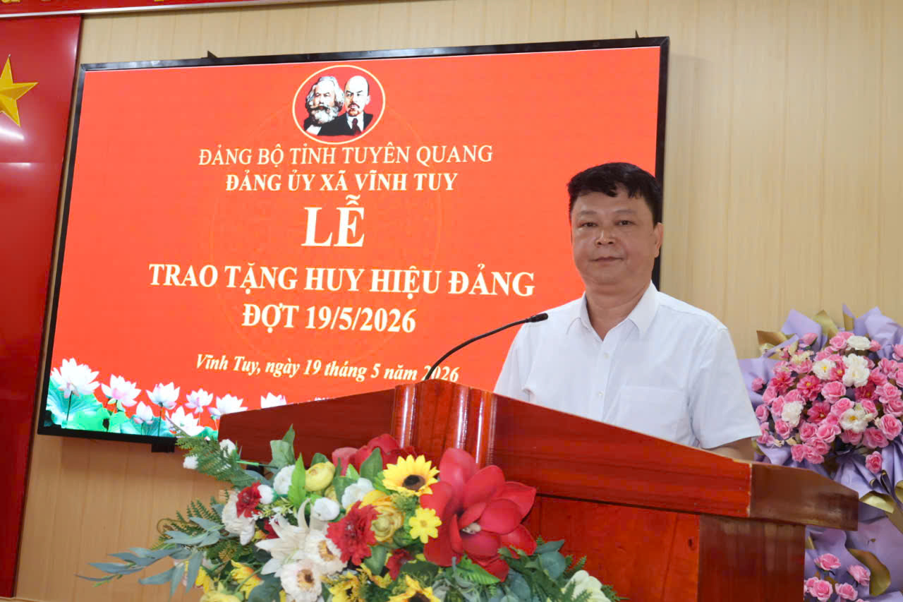 Trao huy hiệu Đảng s H ph biểu.jpg