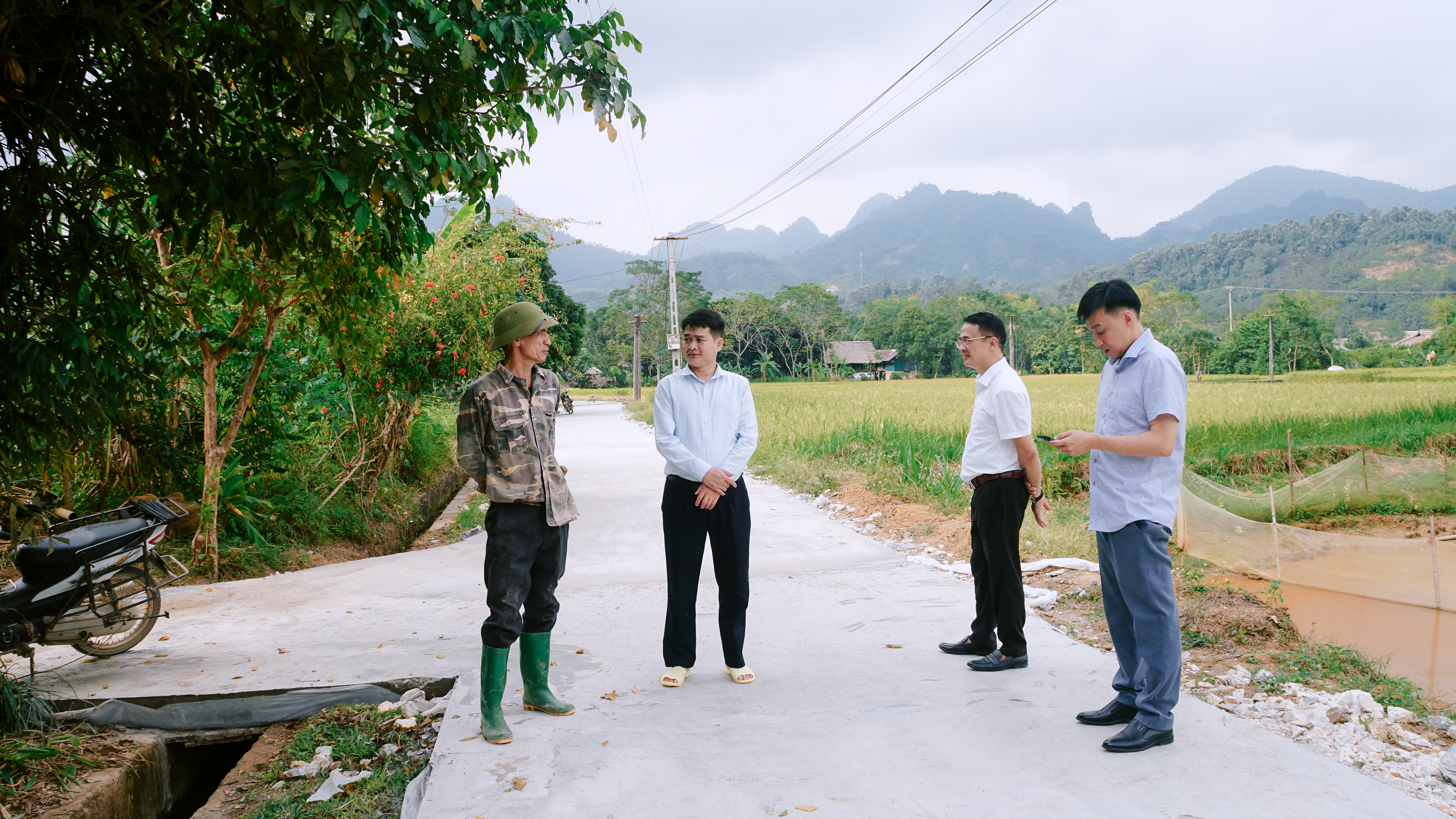 Đồng chí Nguyễn Văn Dũng kiểm tra tiến độ thi công đường bê tông tại thôn Hạ