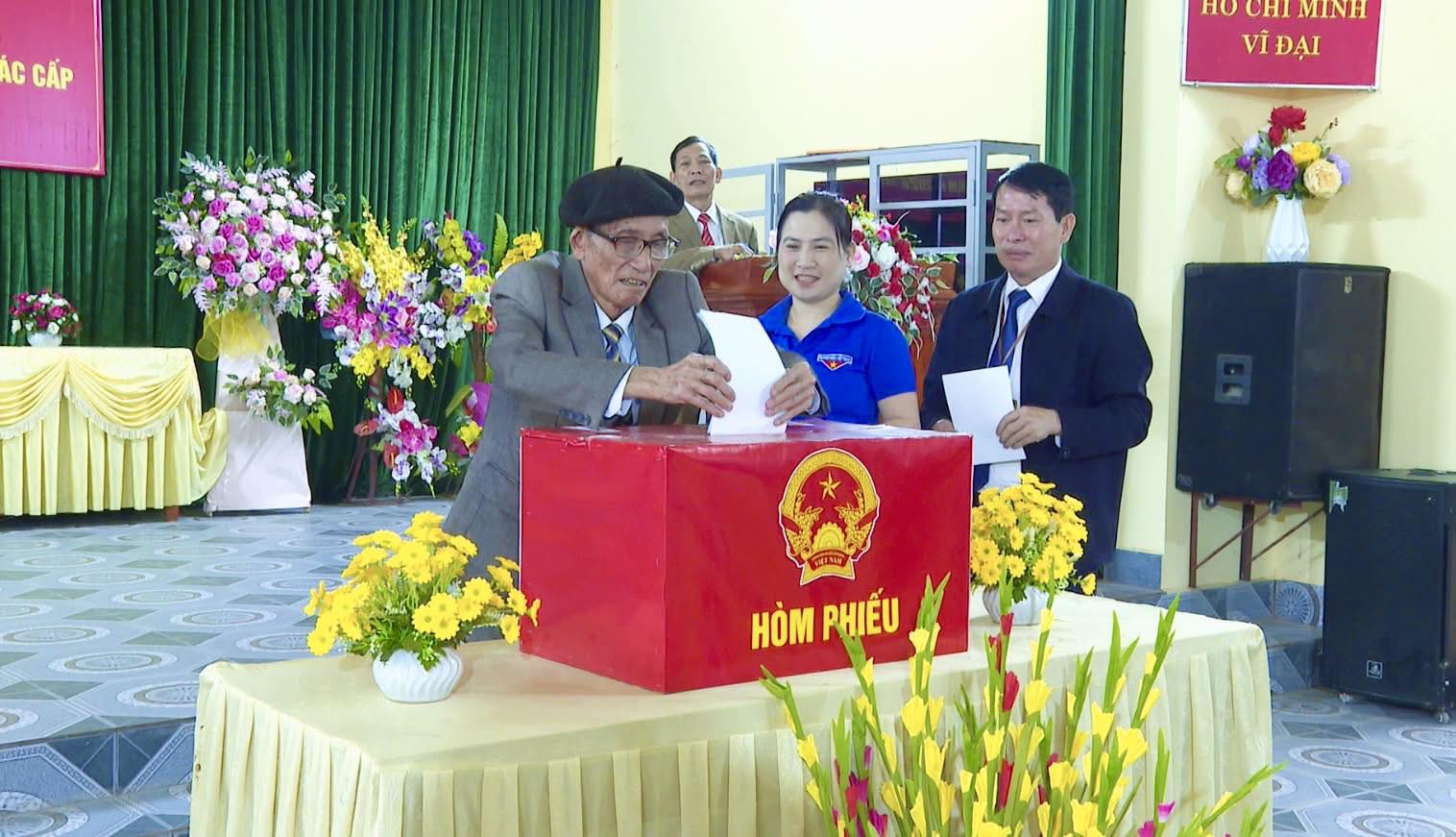 Hơn 1.100 cử tri thôn Tân Phúc tham gia ngày hội bầu cử