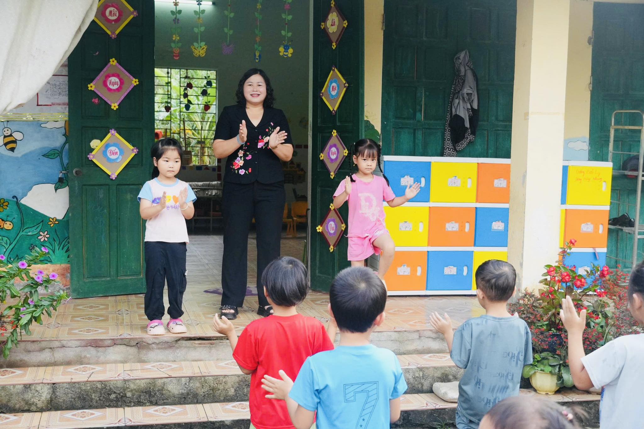 Bí thư Đảng ủy – Chủ tịch HĐND xã Đặng Thị Phượng kiểm tra thực tế tại thôn Hòa Sơn