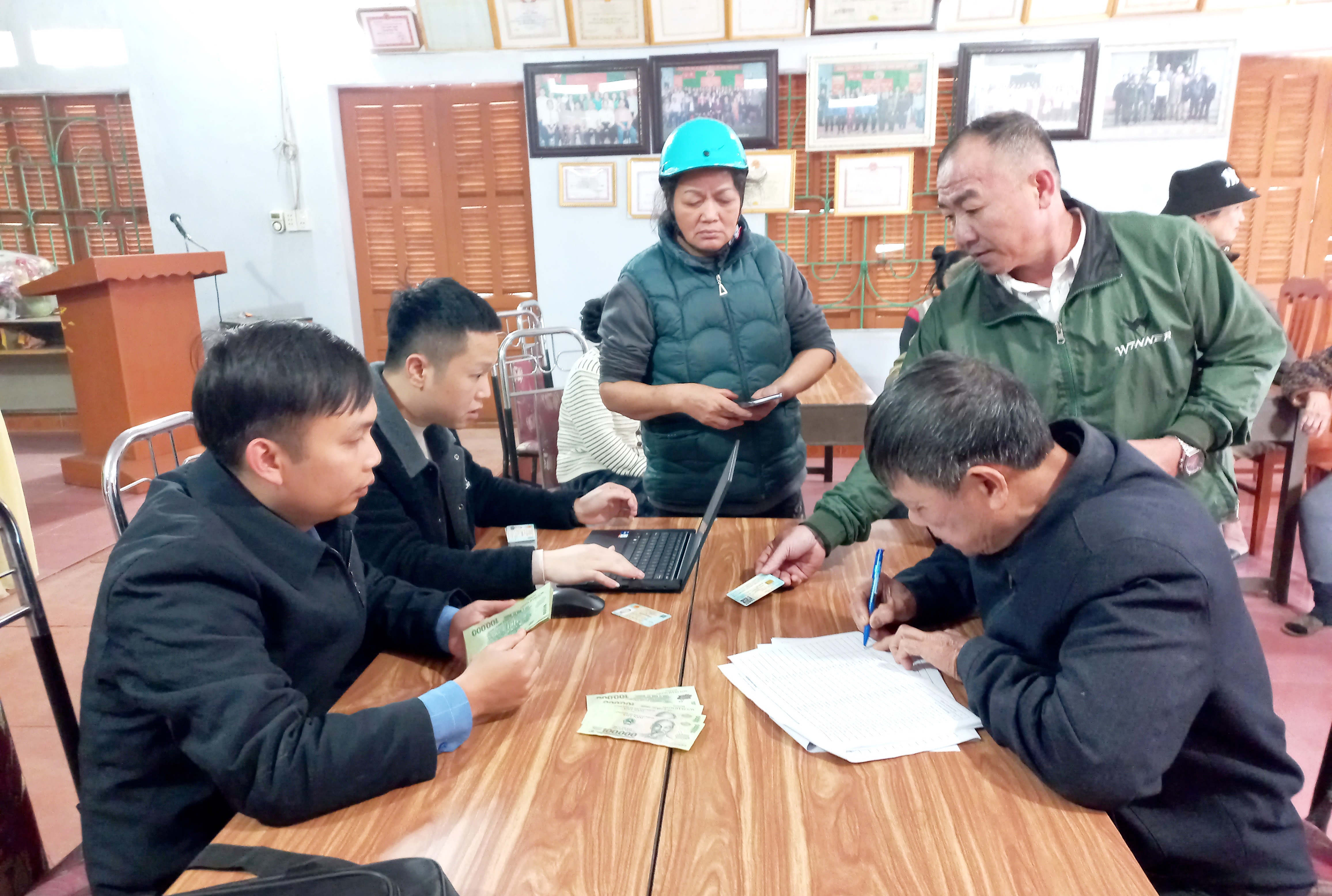 Xã Vị Xuyên trao quà của Đảng, nhà nước cho 1.038 đối tượng chính sách.