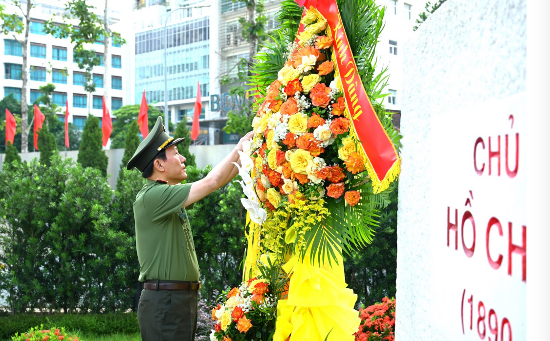 ĐOÀN ĐẠI BIỂU ĐẢNG UỶ CÔNG AN TRUNG ƯƠNG DÂNG HOA TƯỞNG NIỆM CHỦ TỊCH HỒ CHÍ MINH