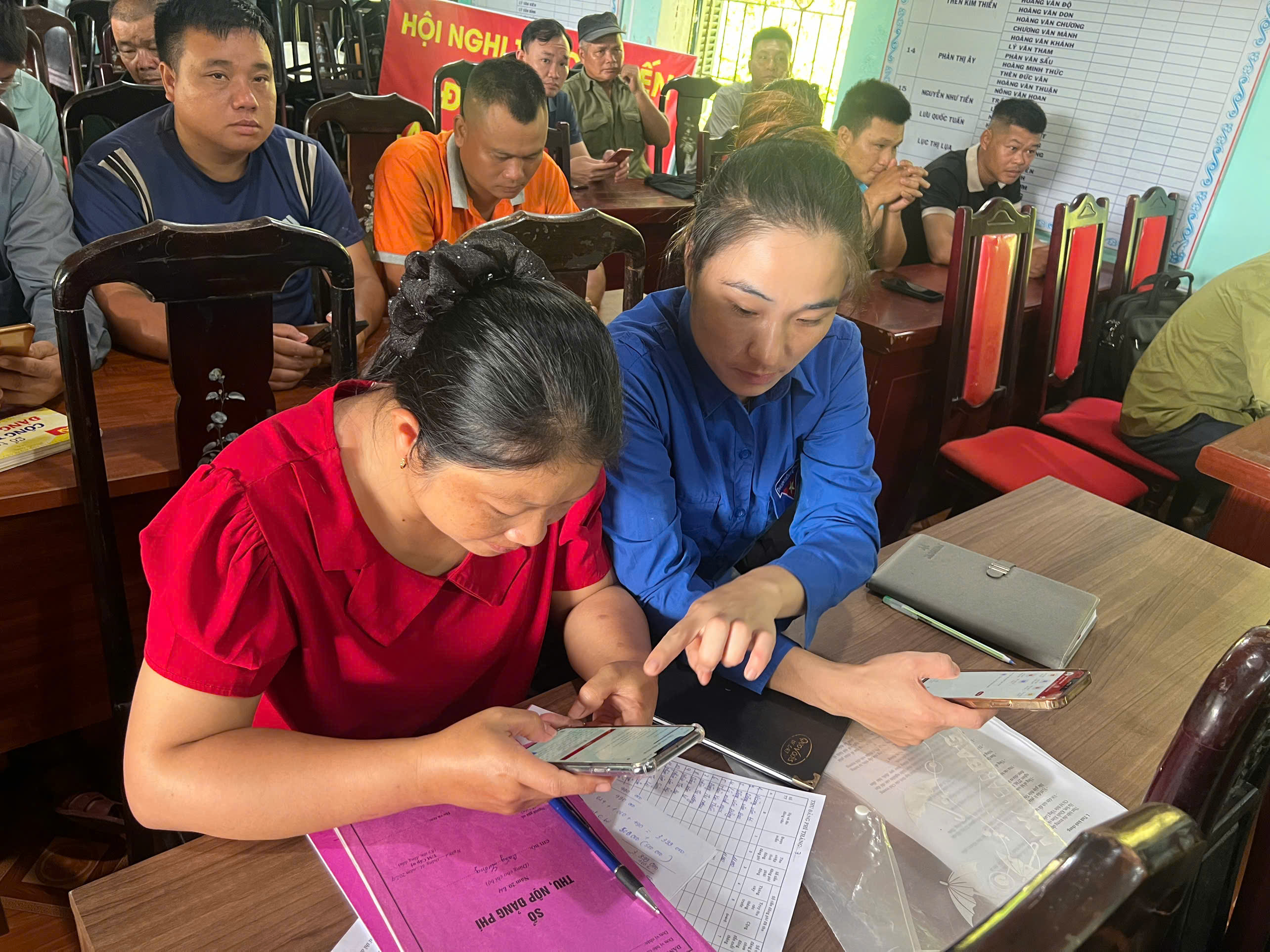 CHI BỘ CÁC CƠ QUAN ĐẢNG HỖ TRỢ CÁC CHI BỘ THÔN CÀI ĐẶT, HƯỚNG DẪN SỬ DỤNG ỨNG DỤNG "SỔ TAY ĐẢNG VIÊN ĐIỆN TỬ"