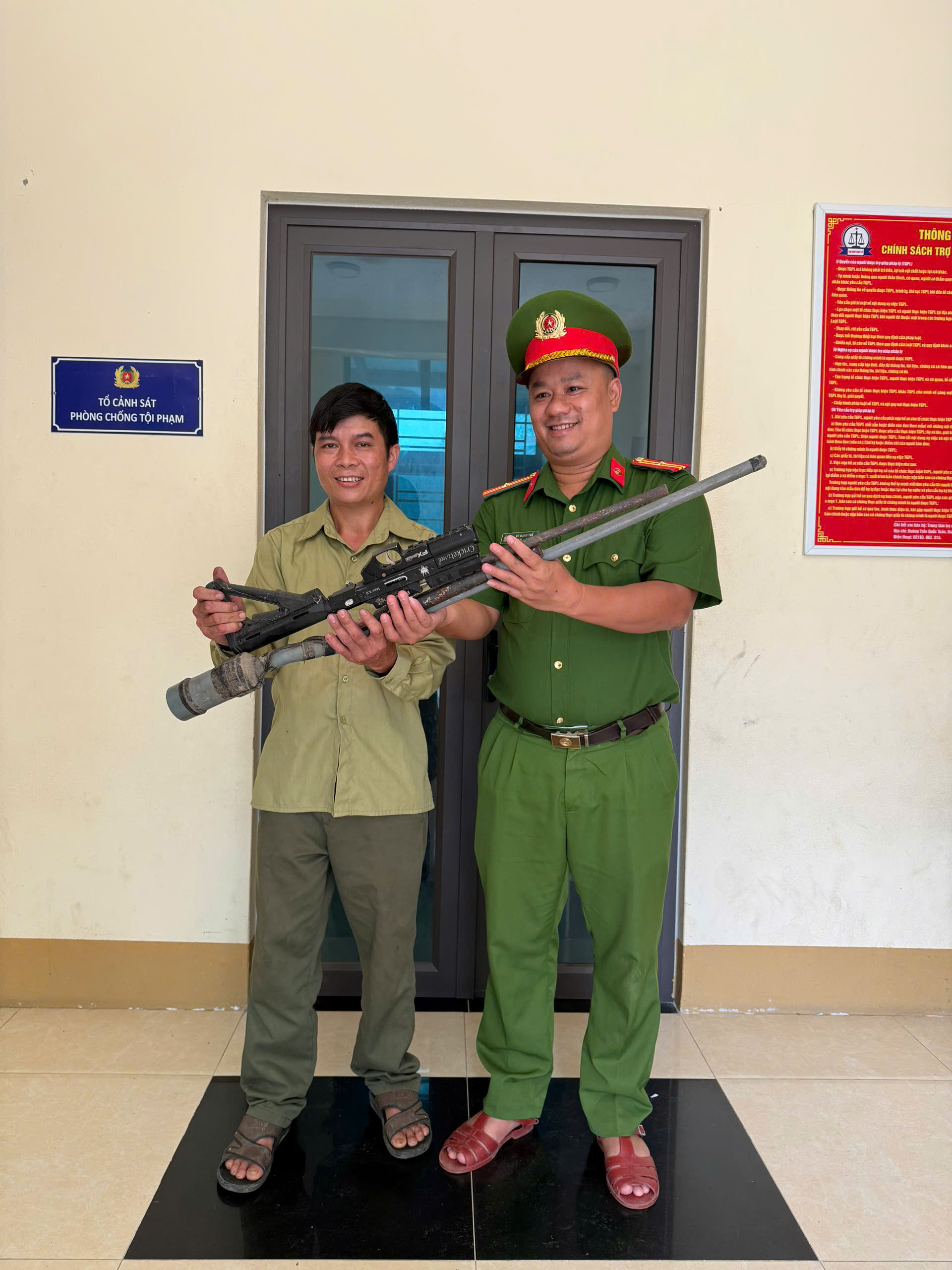 TỔ AN NINH TRẬT TỰ THÔN BẢN HÌNH VẬN ĐỘNG NHÂN DÂN GIAO NỘP SÚNG TỰ CHẾ