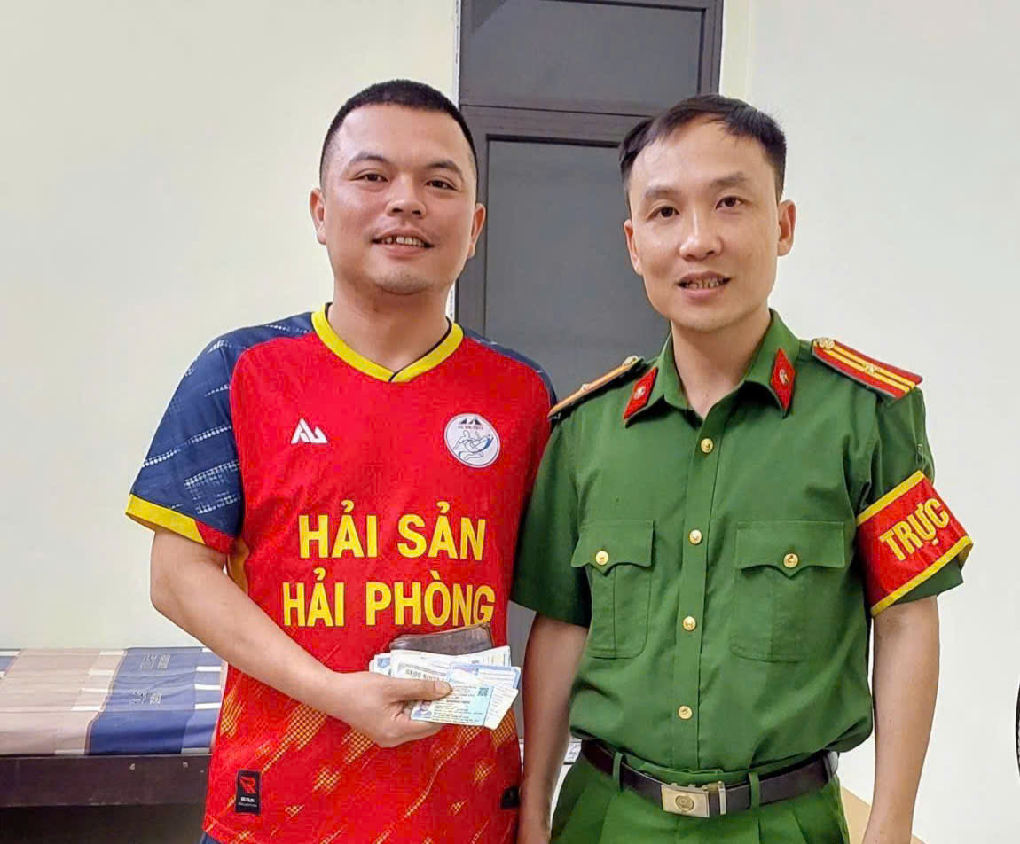 CÔNG AN PHƯỜNG HÀ GIANG 2 TRAO TRẢ HƠN 15 TRIỆU ĐỒNG ĐÁNH RƠI CHO NGƯỜI DÂN
