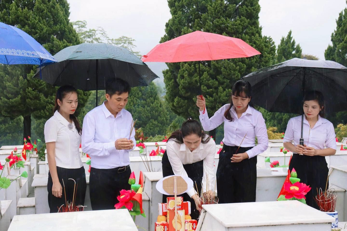 ĐOÀN ĐẠI BIỂU XÃ BẮC MÊ DÂNG HƯƠNG TRI ÂN CÁC ANH HÙNG LIỆT SỸ