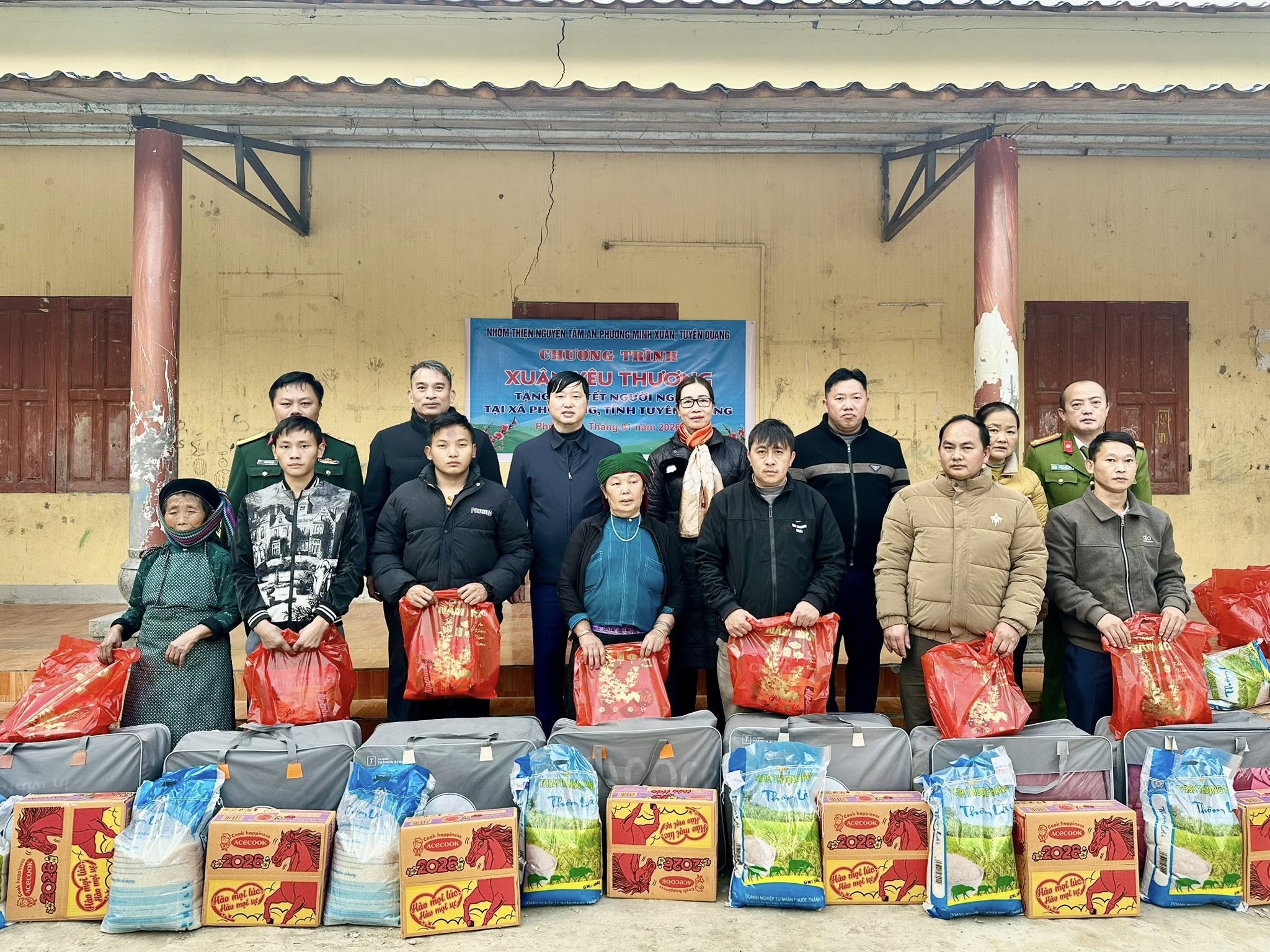 XÃ PHỐ BẢNG TRAO TẶNG QUÀ TẾT CHO NGƯỜI DÂN TRÊN ĐỊA BÀN