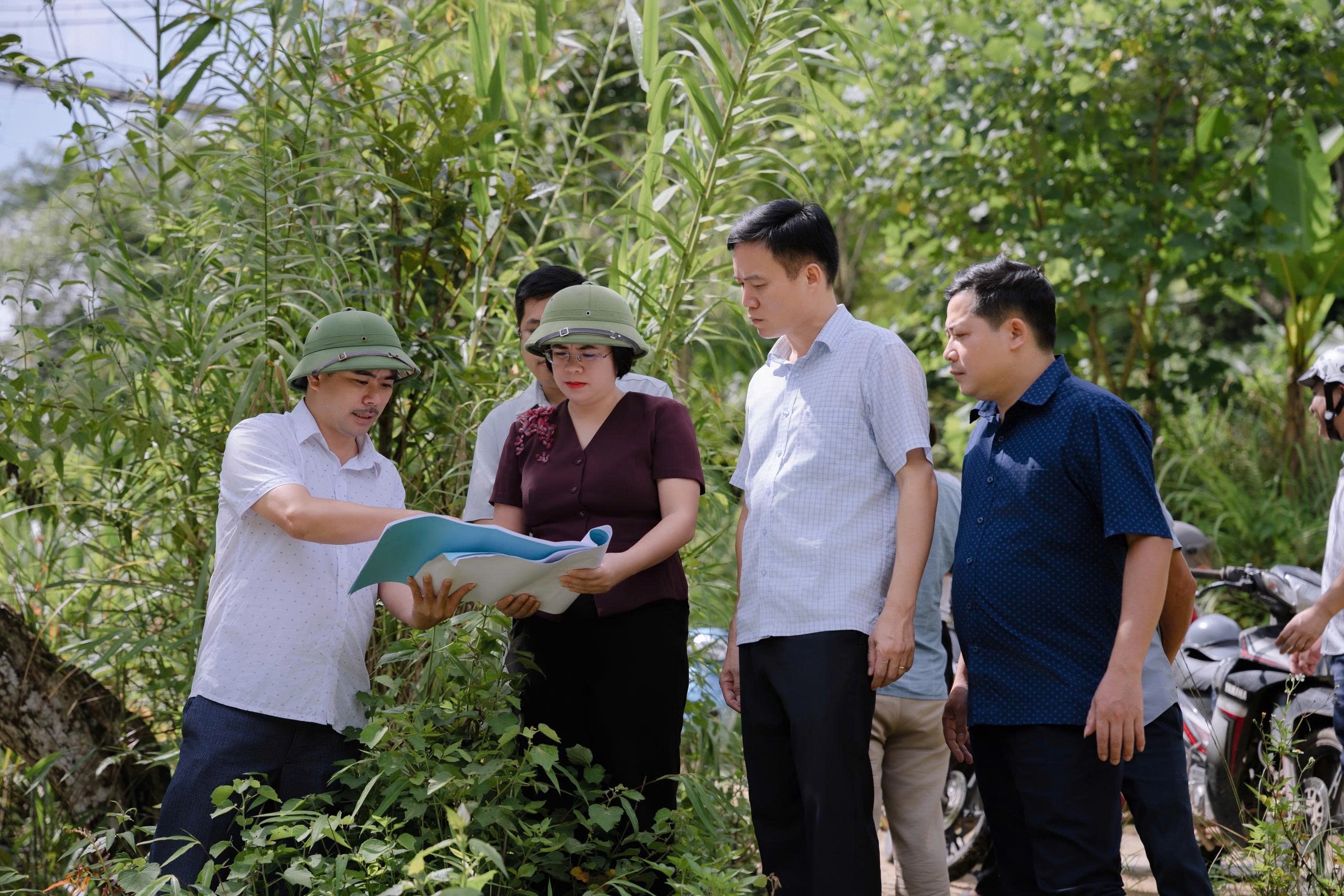 THƯỜNG TRỰC ĐẢNG ỦY XÃ VIỆT LÂM KIỂM TRA TIẾN ĐỘ THI CÔNG CẦU TRÀN VÀ TÌNH HÌNH PHÁT TRIỂN SẢN XUẤT TẠI THÔN KHUỔI HÓP