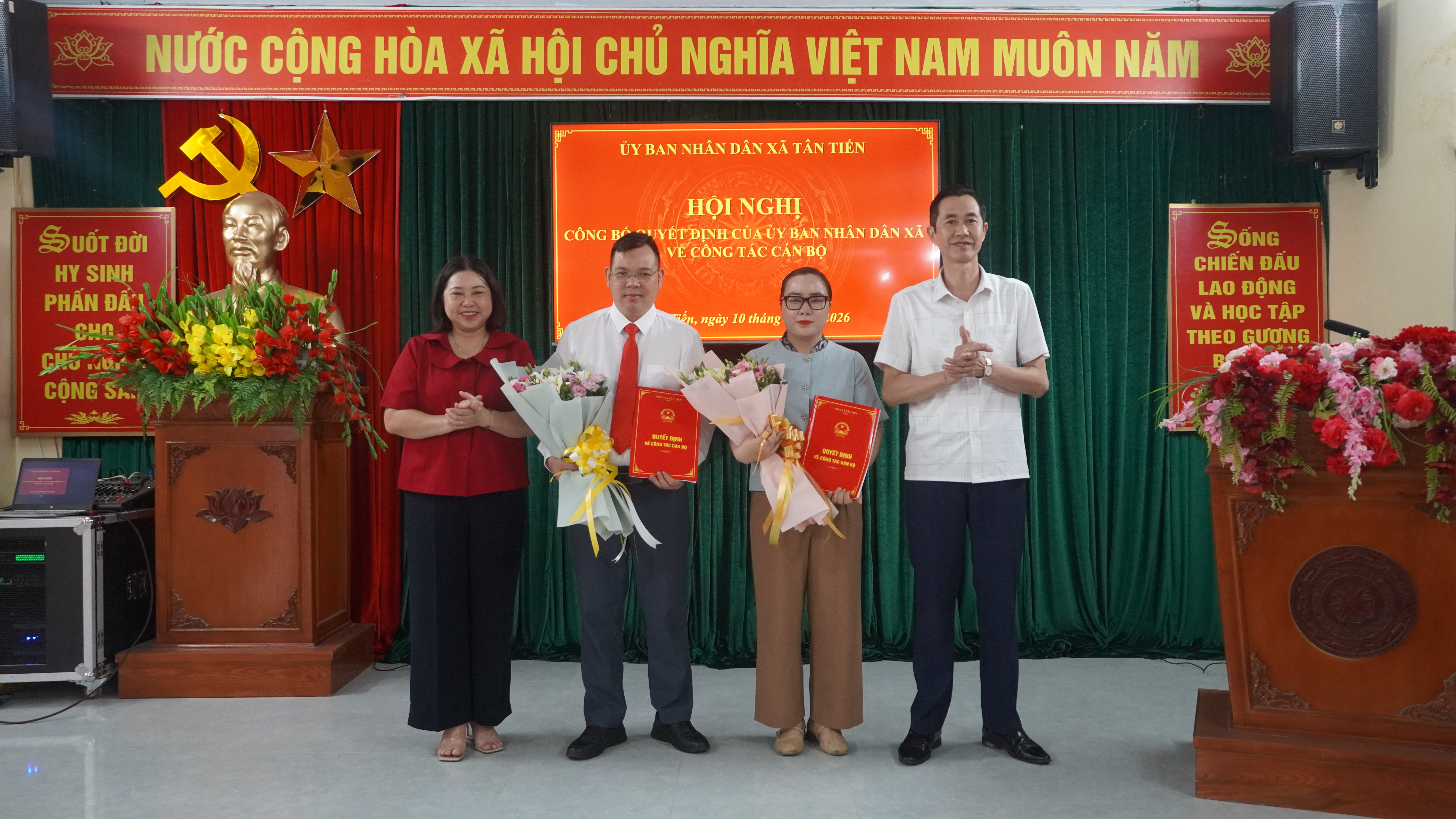 UBND xã Tân Tiến tổ chức Hội nghị công bố Quyết định về công tác cán bộ