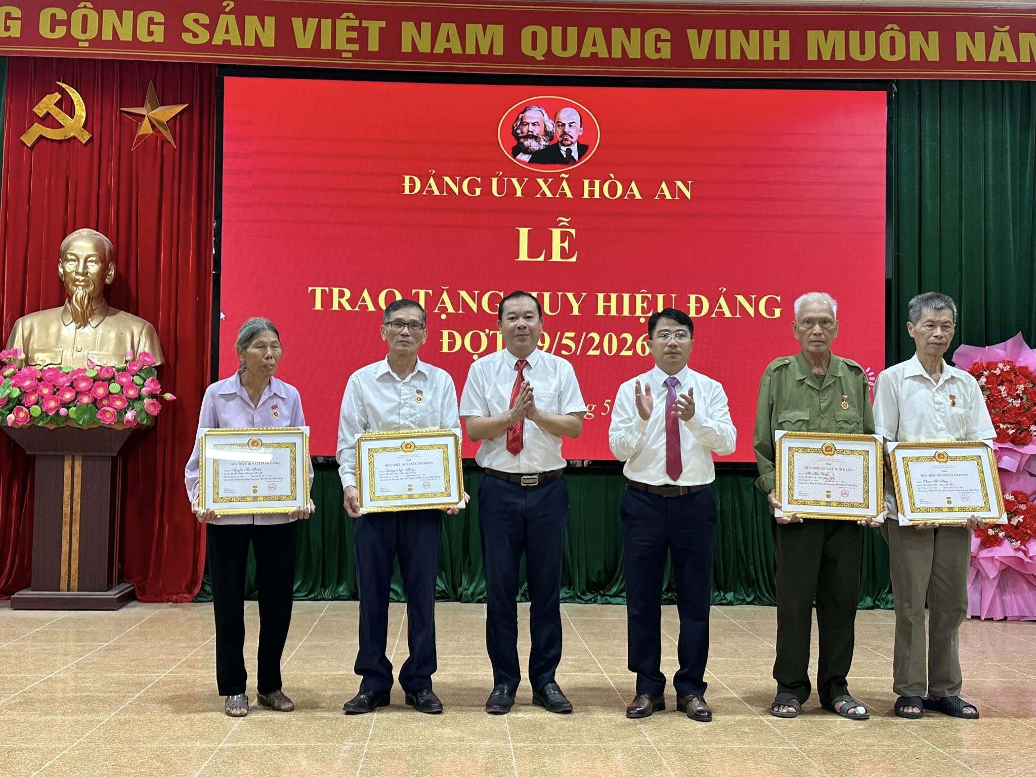 Đảng bộ xã Hòa An trang trọng tổ chức Lễ trao Huy hiệu Đảng đợt 19-5