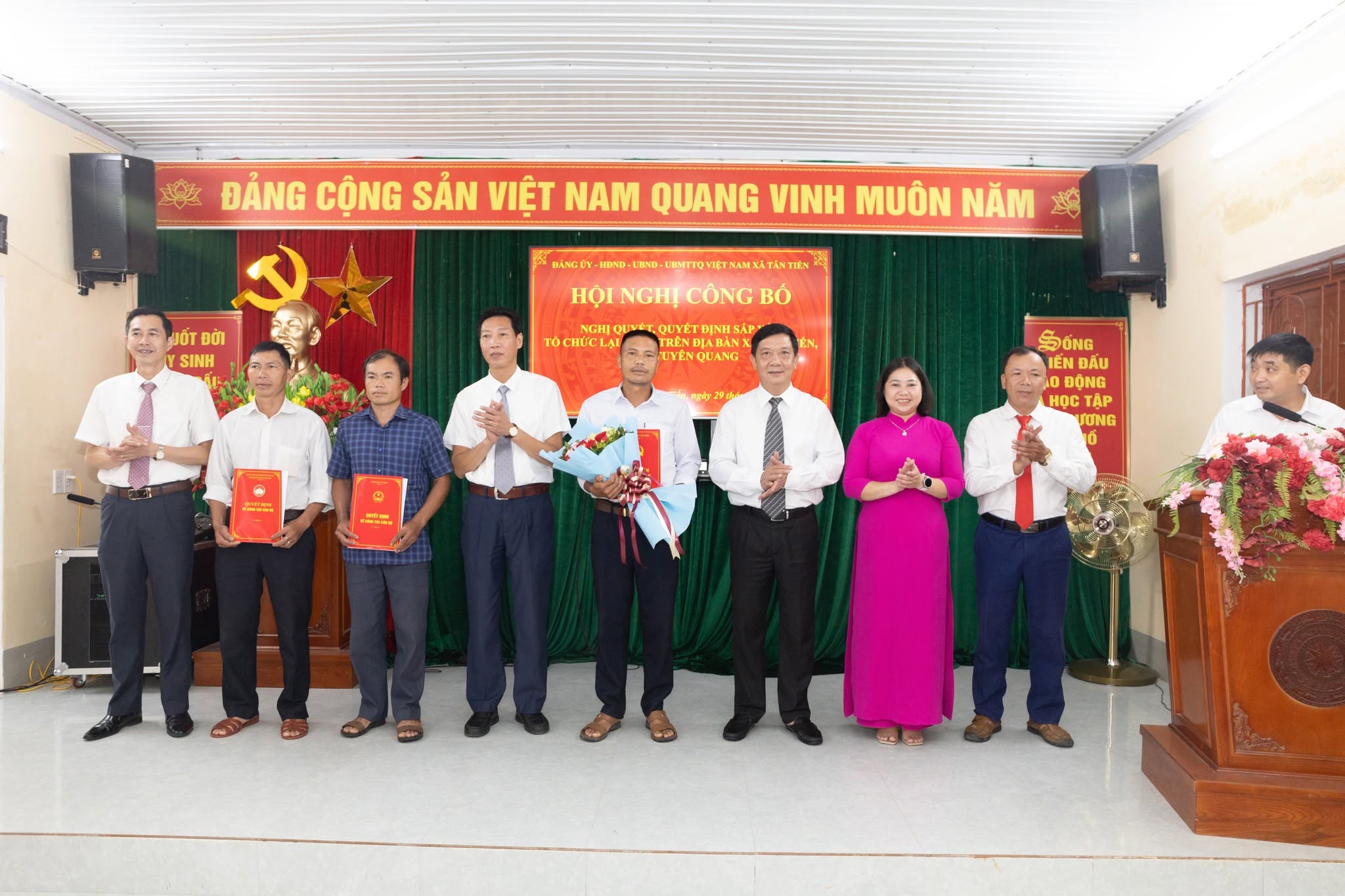 Xã Tân Tiến công bố các nghị quyết, quyết định sắp xếp, tổ chức lại thôn