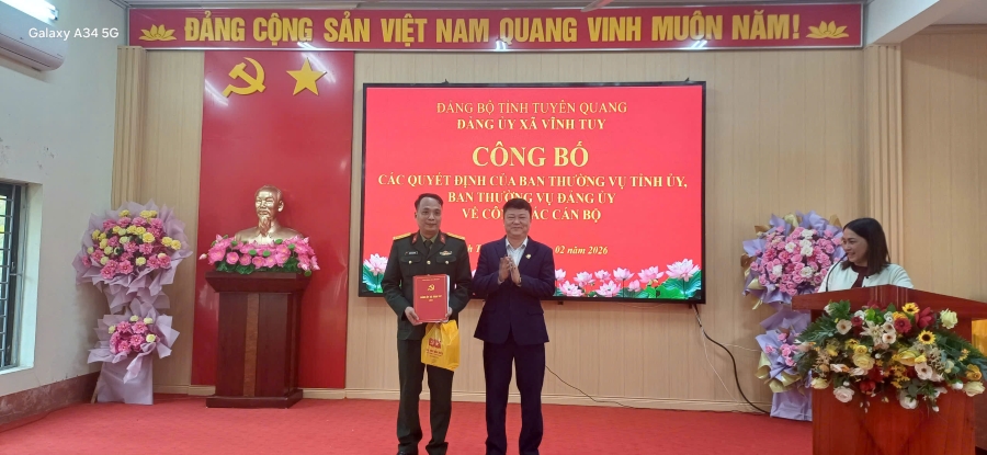 1 C&ocirc;ng bố c&ocirc;ng t&aacute;c c&aacute;n bộ BCH qu&acirc;n sự1.jpg