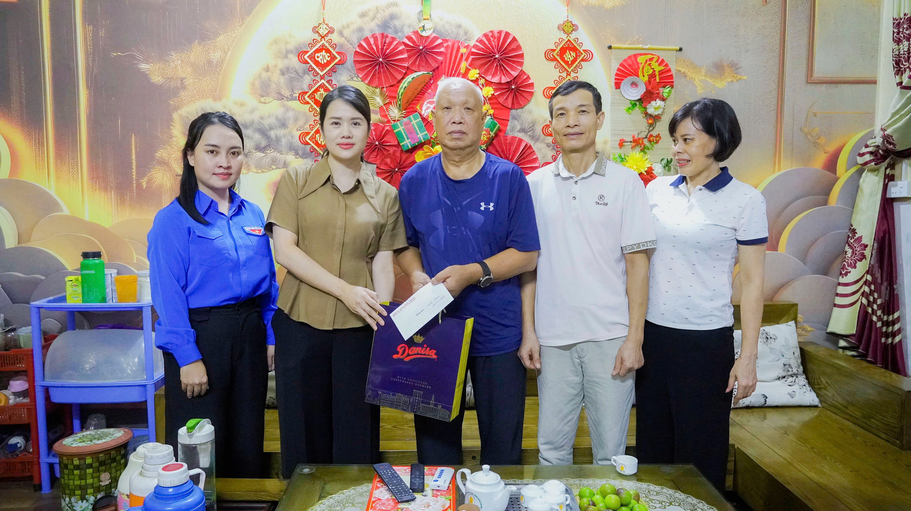 pct ubnd x&atilde; tặng qu&agrave; 27-7 (2).jpg