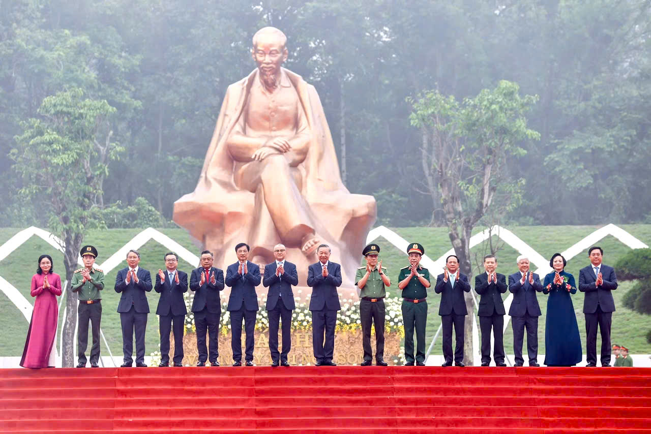 TỔNG BÍ THƯ, CHỦ TỊCH NƯỚC TÔ LÂM DỰ LỄ KHÁNH THÀNH TƯỢNG ĐÀI “BÁC HỒ VỚI NGÀY HỘI NON SÔNG”