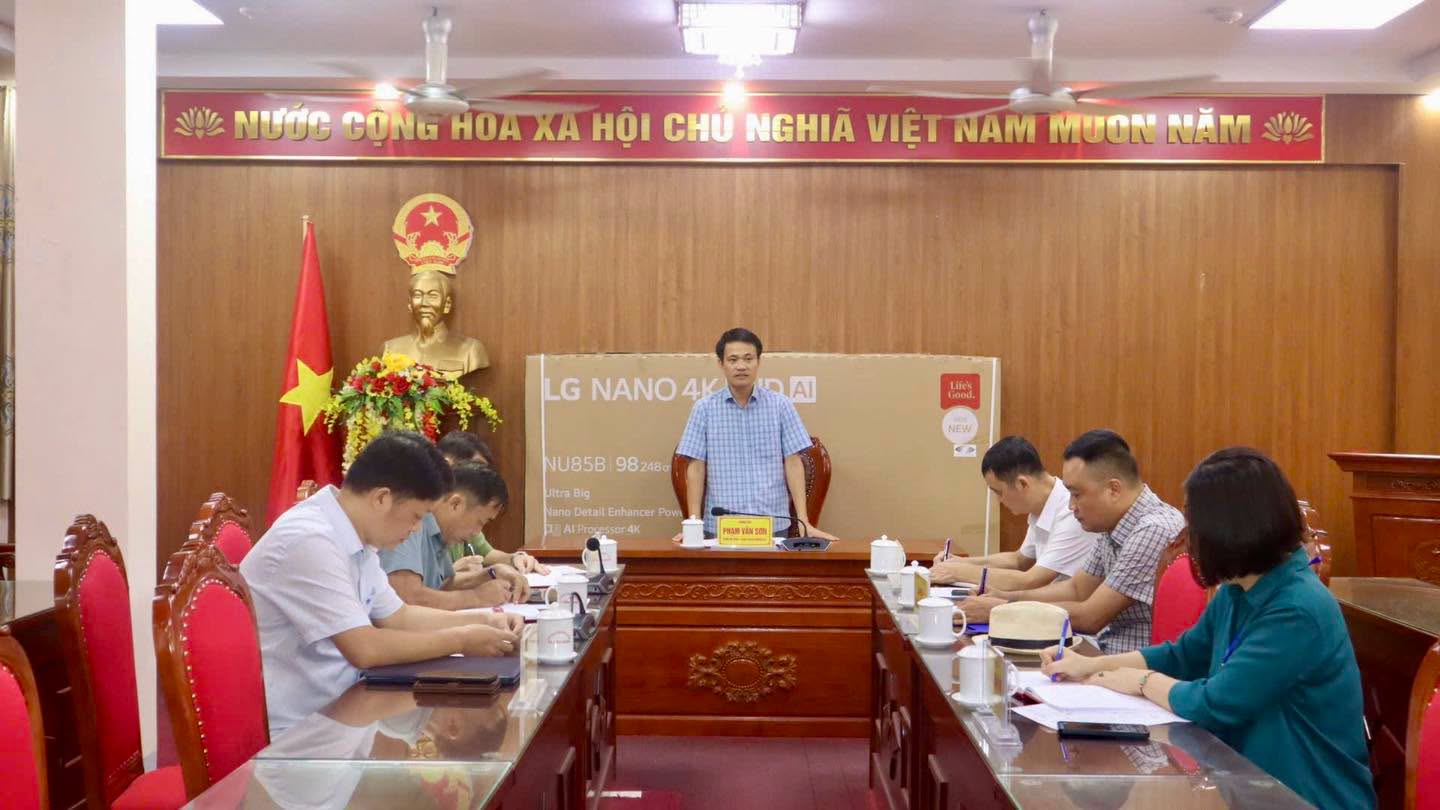 ĐỒNG CHÍ PHẠM VĂN SƠN, CHỦ TỊCH UBND XÃ LÀM VIỆC VỚI CÔNG TY TNHH TỔ CHỨC HỘI CHỢ THƯƠNG MẠI F17