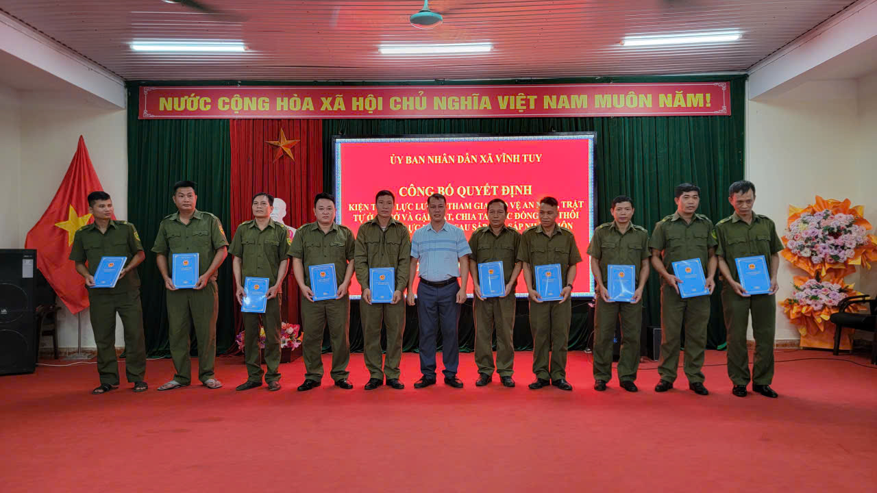 Xã Vĩnh Tuy công bố quyết định kiện toàn lực lượng tham gia bảo vệ an ninh, trật tự ở cơ sở và gặp mặt, chia tay các đồng chí thôi tham gia lực lượng