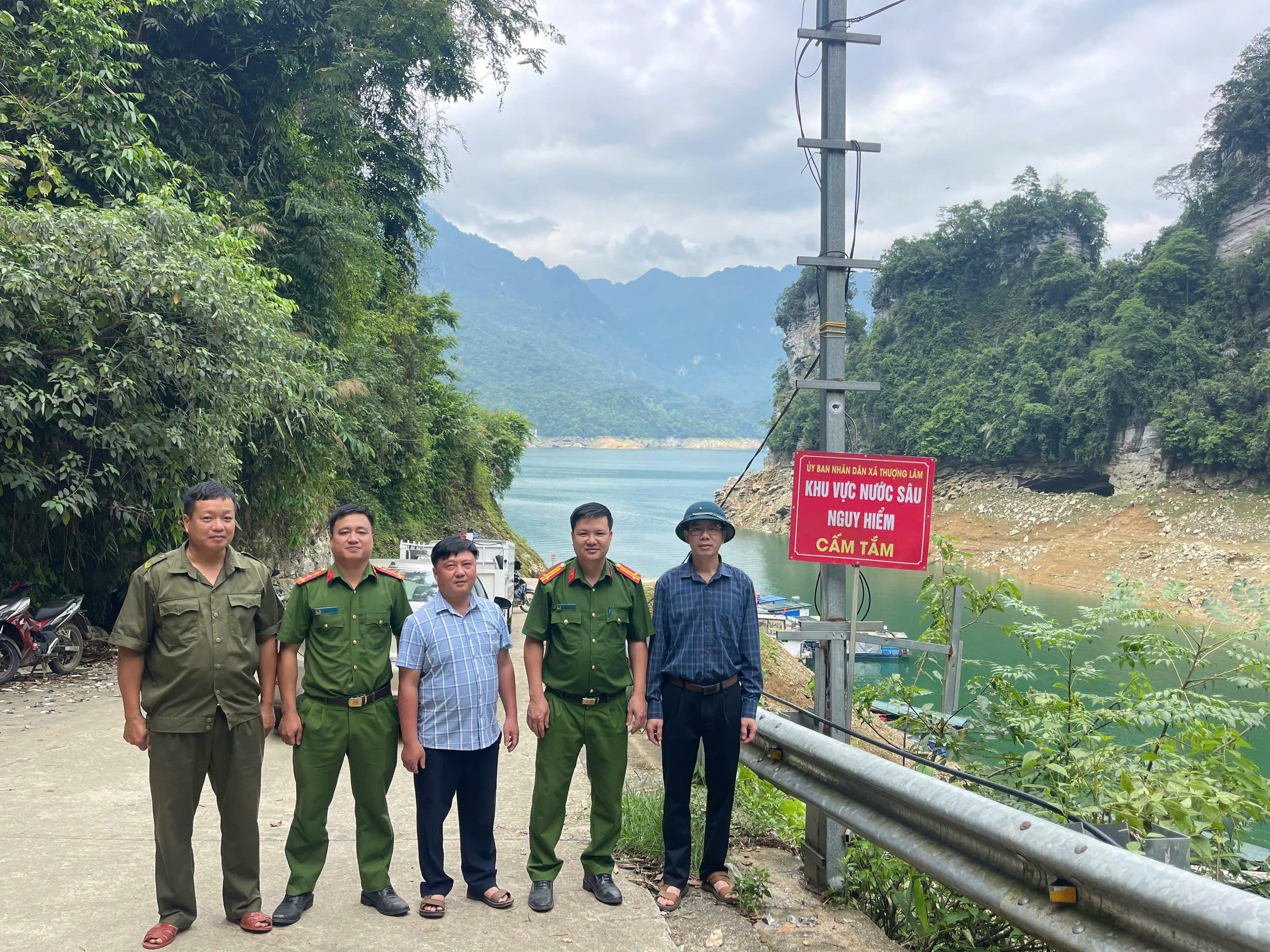 CÔNG AN XÃ THƯỢNG LÂM CHỦ ĐỘNG CẮM BIỂN CẢNH BÁO, PHÒNG NGỪA ĐUỐI NƯỚC VÀ SẠT LỞ