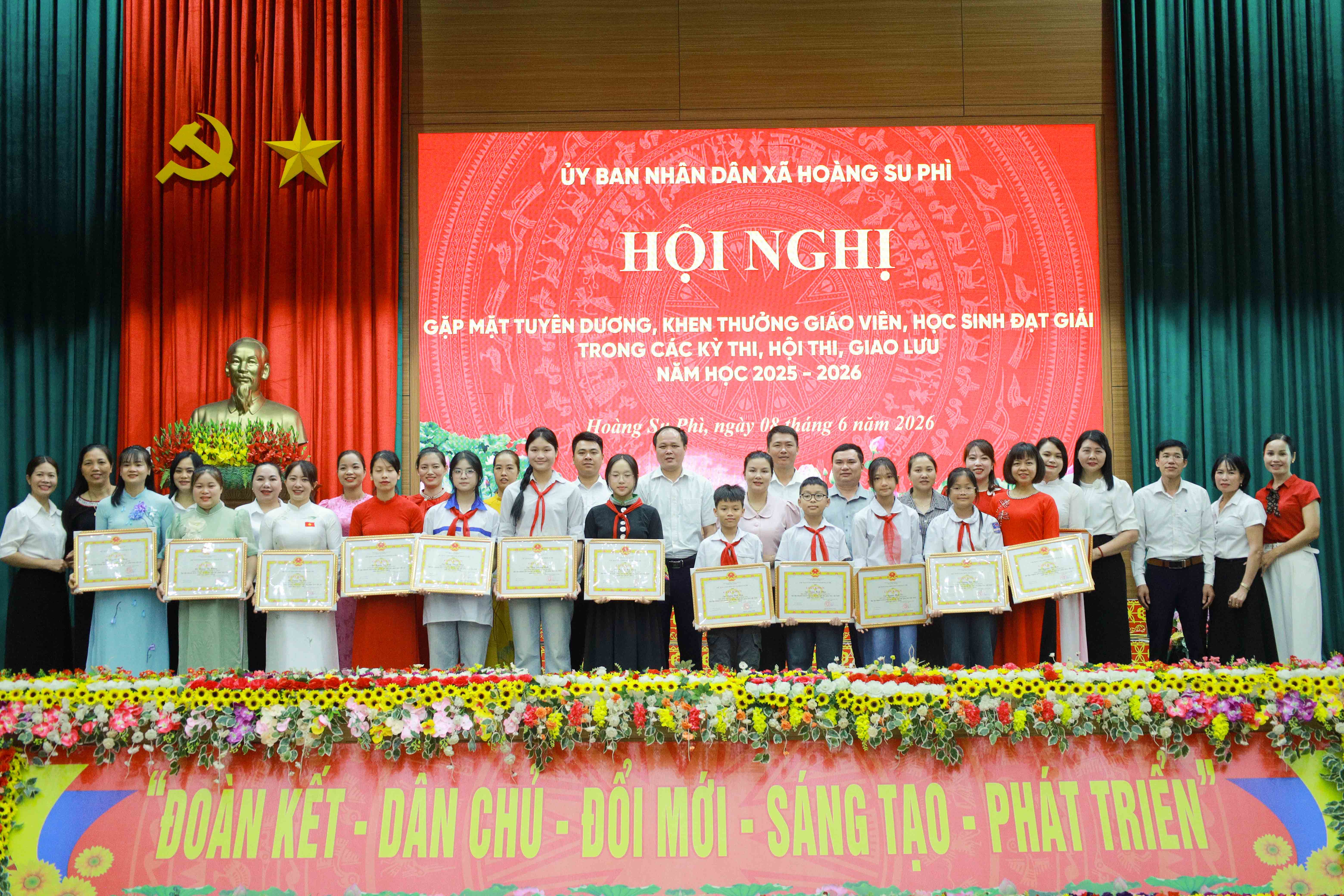 18 Giáo viên, Học sinh đạt giải trong các kỳ thi, hội thi, giao lưu năm học 2025 – 2026 được UBND xã tuyên dương, khen thưởng