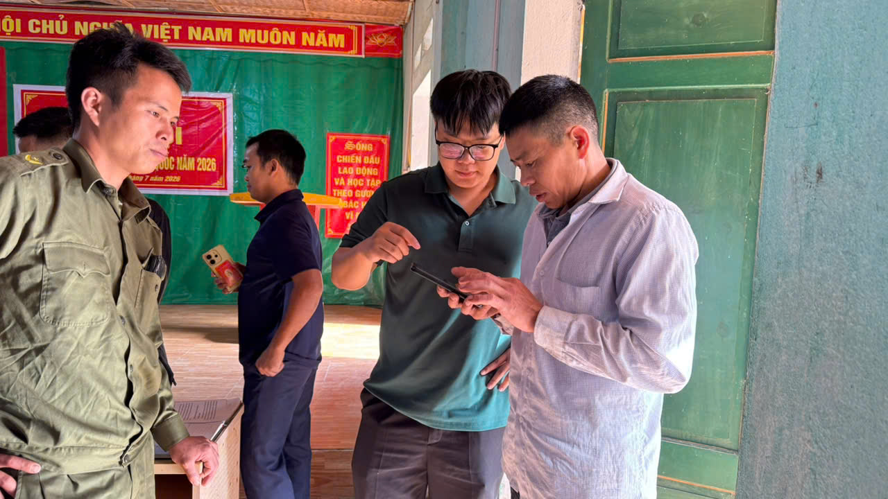 Tổ Công nghệ số xã Hoàng Su Phì tiếp tục đẩy mạnh tuyên truyền chuyển đổi số, hướng dẫn cài đặt và sử dụng ứng dụng VNeID tại các thôn trên địa bàn xã Hoàng Su Phì