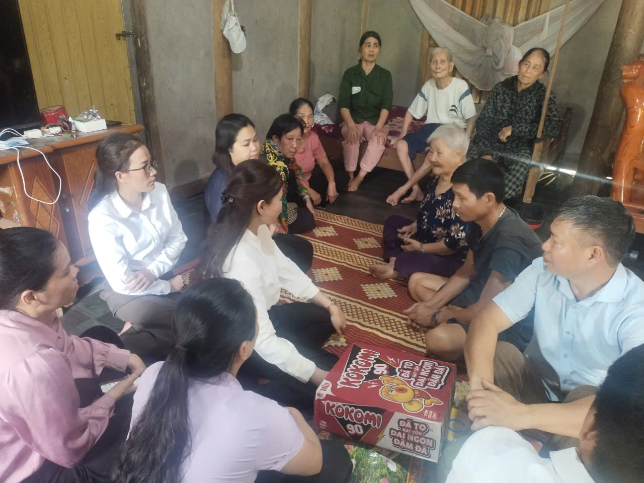 Thăm nh&agrave; bị ch&aacute;y1.jpg