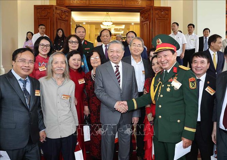 Tổng Bí thư: Trí thức, nhà khoa học, văn nghệ sĩ tiếp tục là lực lượng tiên phong mở đường cho dân tộc tiến lên mạnh mẽ