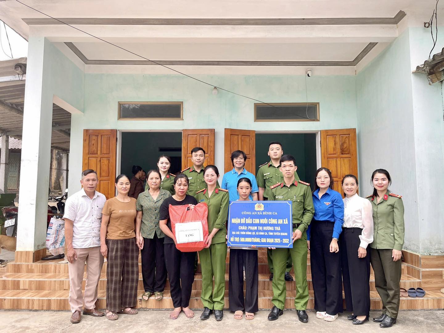 CÔNG AN XÃ BÌNH CA NHẬN ĐỠ ĐẦU "CON NUÔI CÔNG AN XÃ"