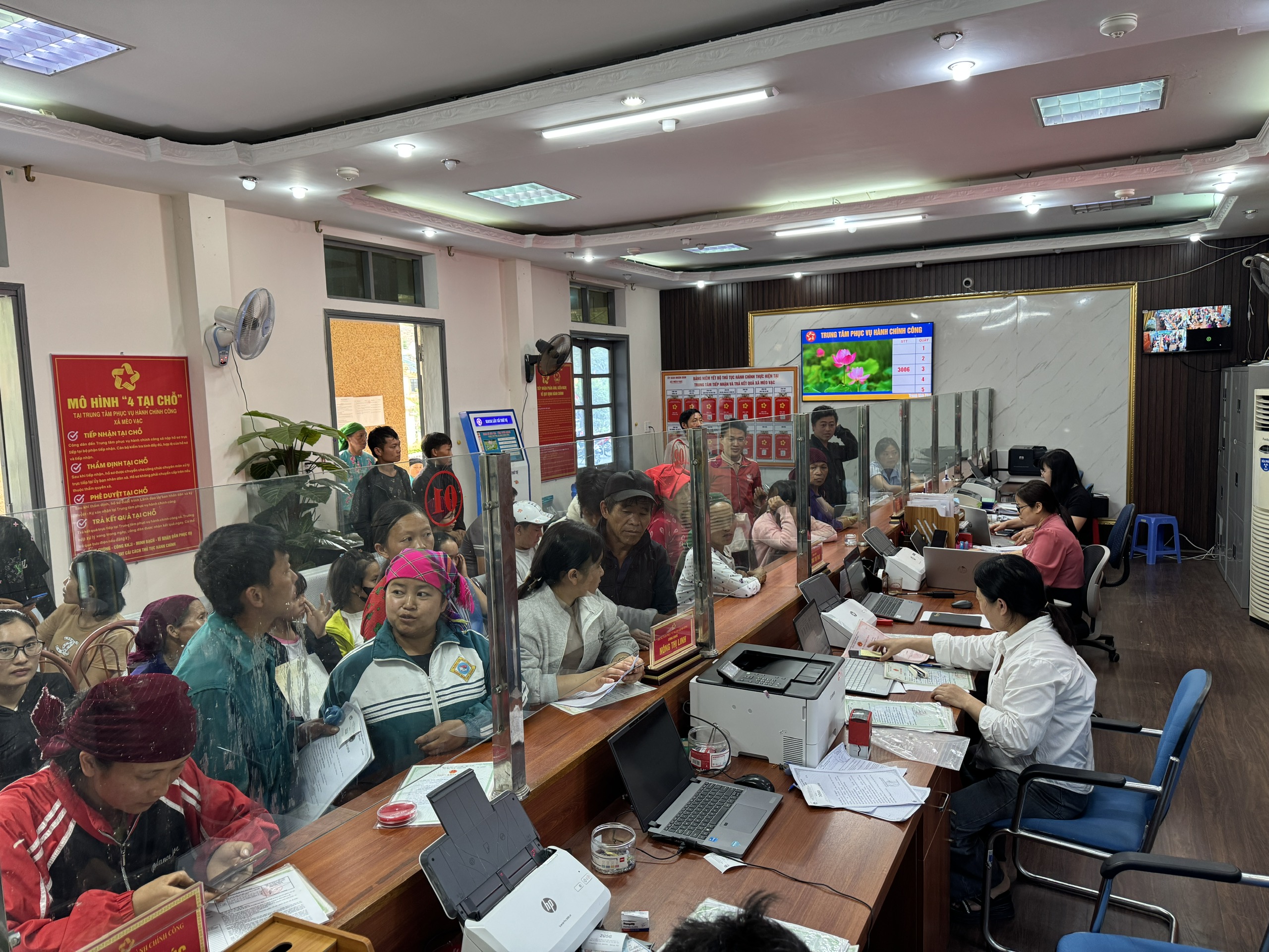 Mèo Vạc đưa chuyển đổi số vào từng khâu quản trị và đời sống