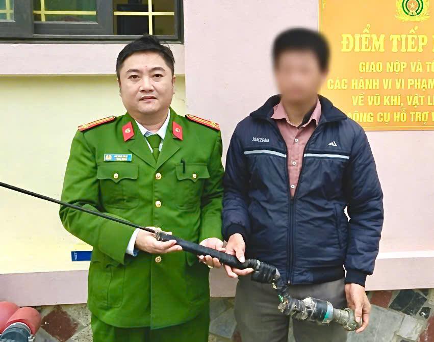 VẬN ĐỘNG NHÂN DÂN GIAO NỘP VŨ KHÍ, VẬT LIỆU NỔ, CÔNG CỤ HỖ TRỢ