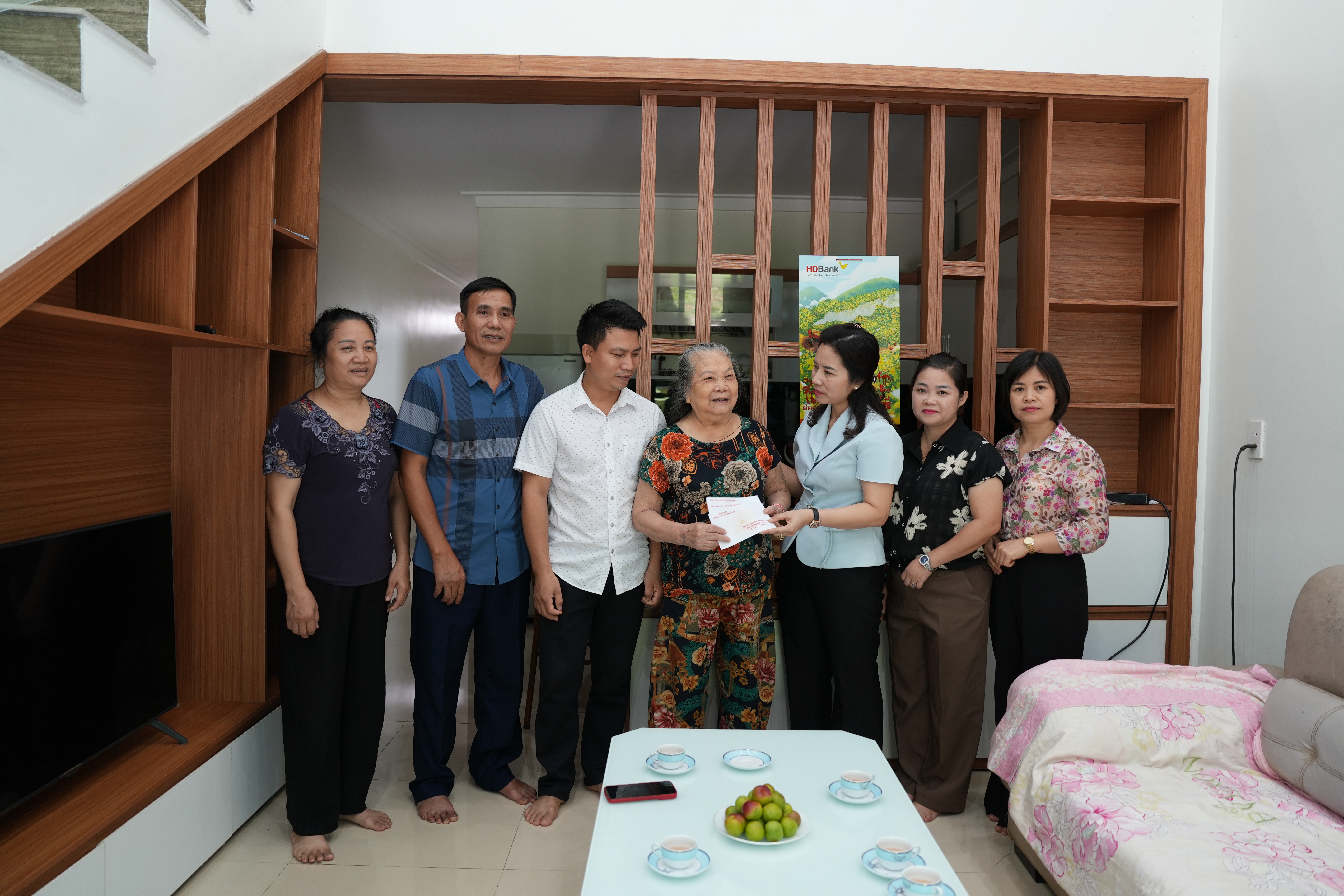 Phó Bí thư Thường trực Đảng ủy Nguyễn Thị Ánh Tuyết thăm, tặng quà thân nhân người có công với cách mạng
