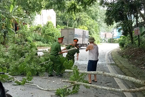 CÔNG AN XÃ NÀ HANG TĂNG CƯỜNG ĐẢM BẢO TRẬT TỰ AN TOÀN GIAO THÔNG, TRẬT TỰ CÔNG CỘNG