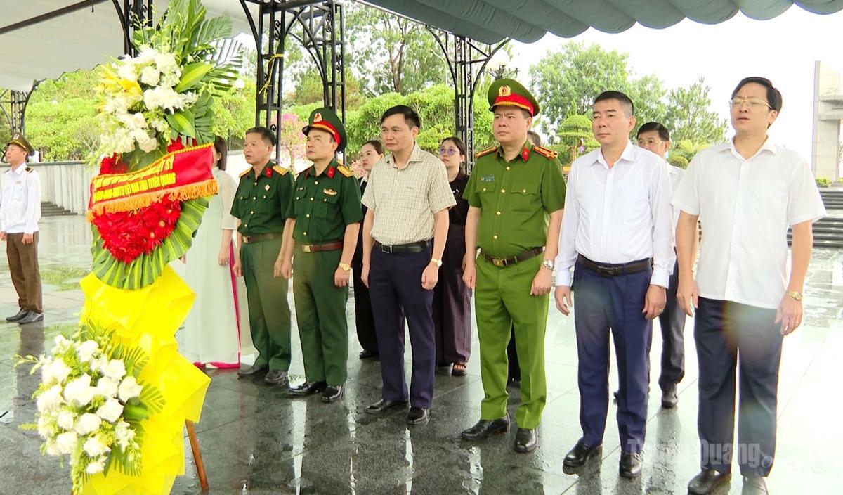 Đoàn công tác của tỉnh dâng hương tại Nghĩa trang liệt sĩ Quốc gia Đường 9 và Nghĩa trang liệt sĩ Quốc gia Trường Sơn