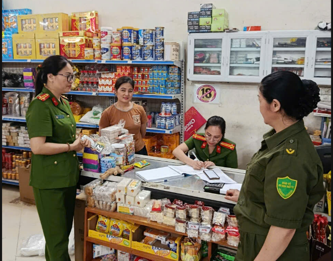CÔNG AN XÃ SƠN DƯƠNG: “ĐI TỪNG NGÕ, GÕ TỪNG NHÀ” VÌ BÌNH YÊN CUỘC SỐNG