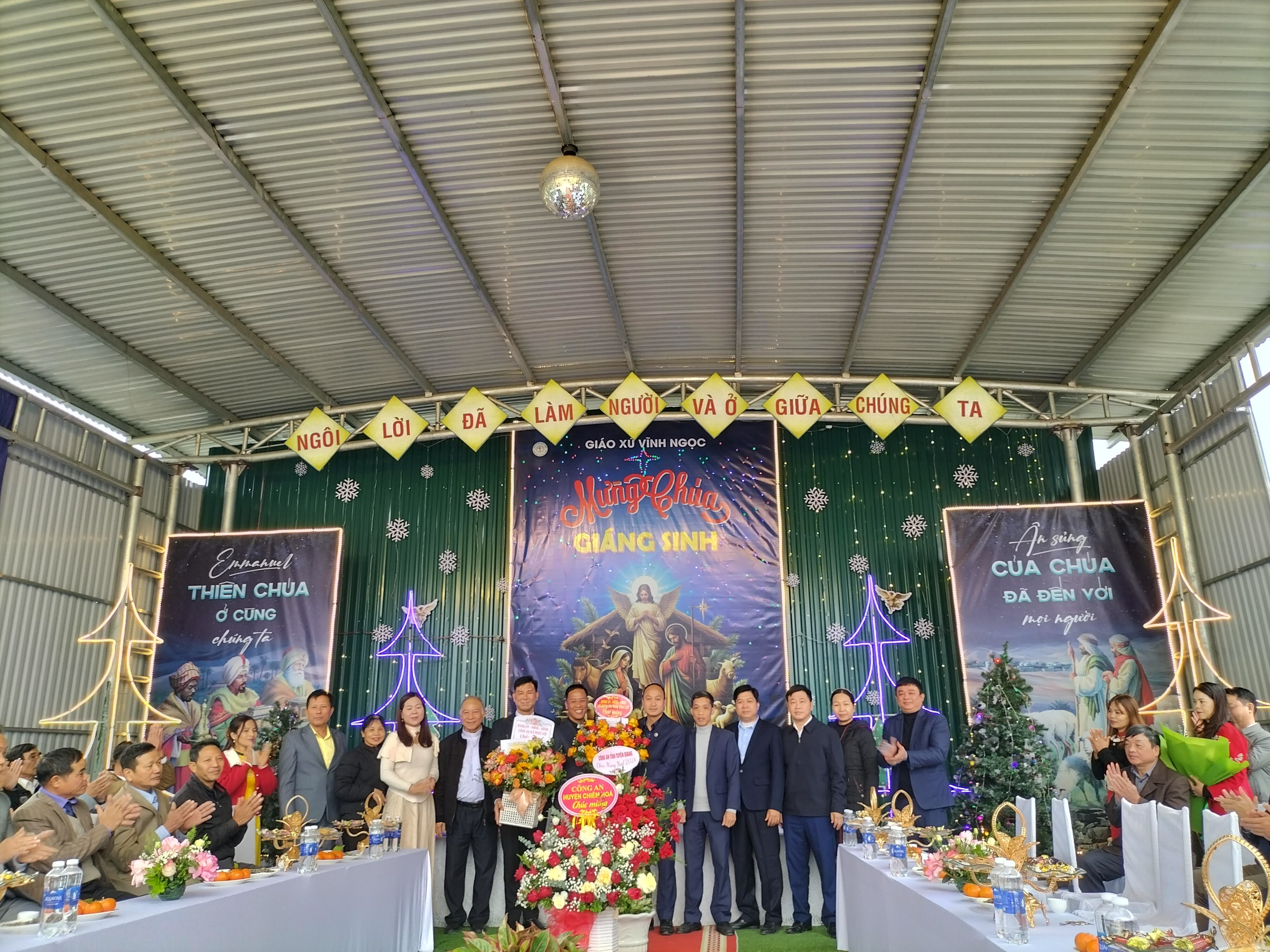Đảng ủy - Hội đồng nhân dân - Ủy ban nhân dân - Ủy ban Mặt trận Tổ quốc thị trấn Vĩnh Lộc thăm và tặng quà họ giáo Vĩnh Ngọc nhân dịp Lễ Giáng Sinh năm 2024
