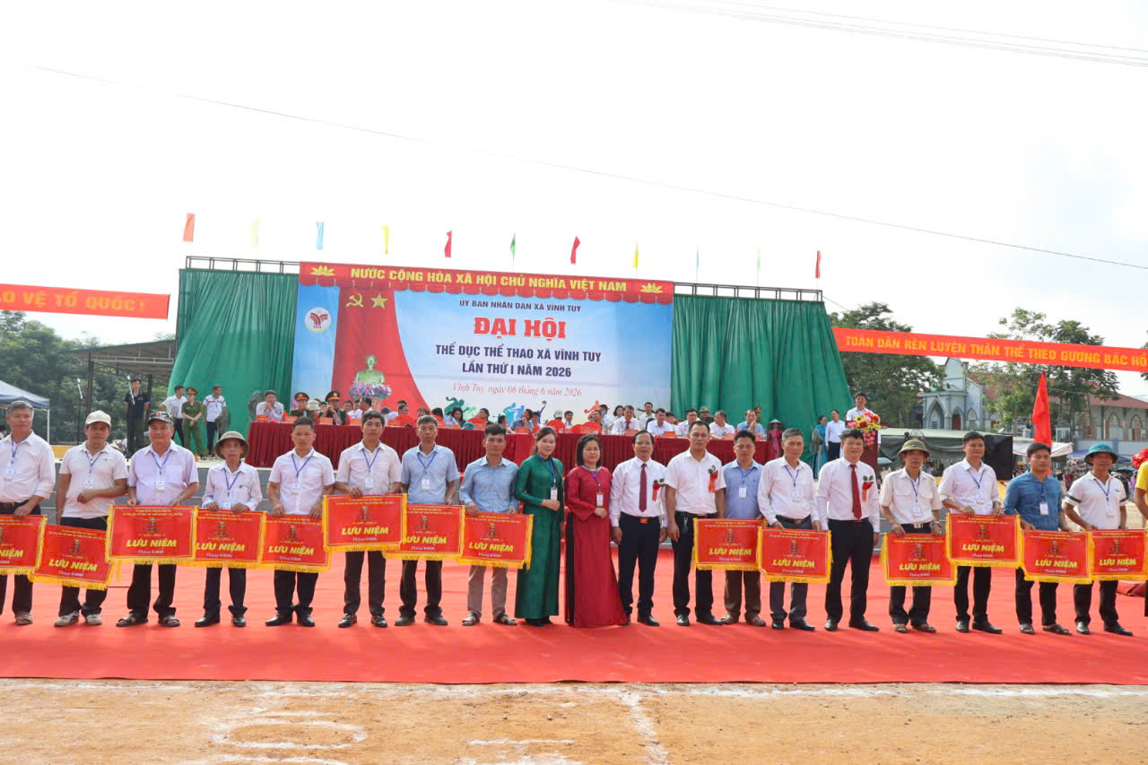 Khai mạc trao cờ lưu niệm.jpg