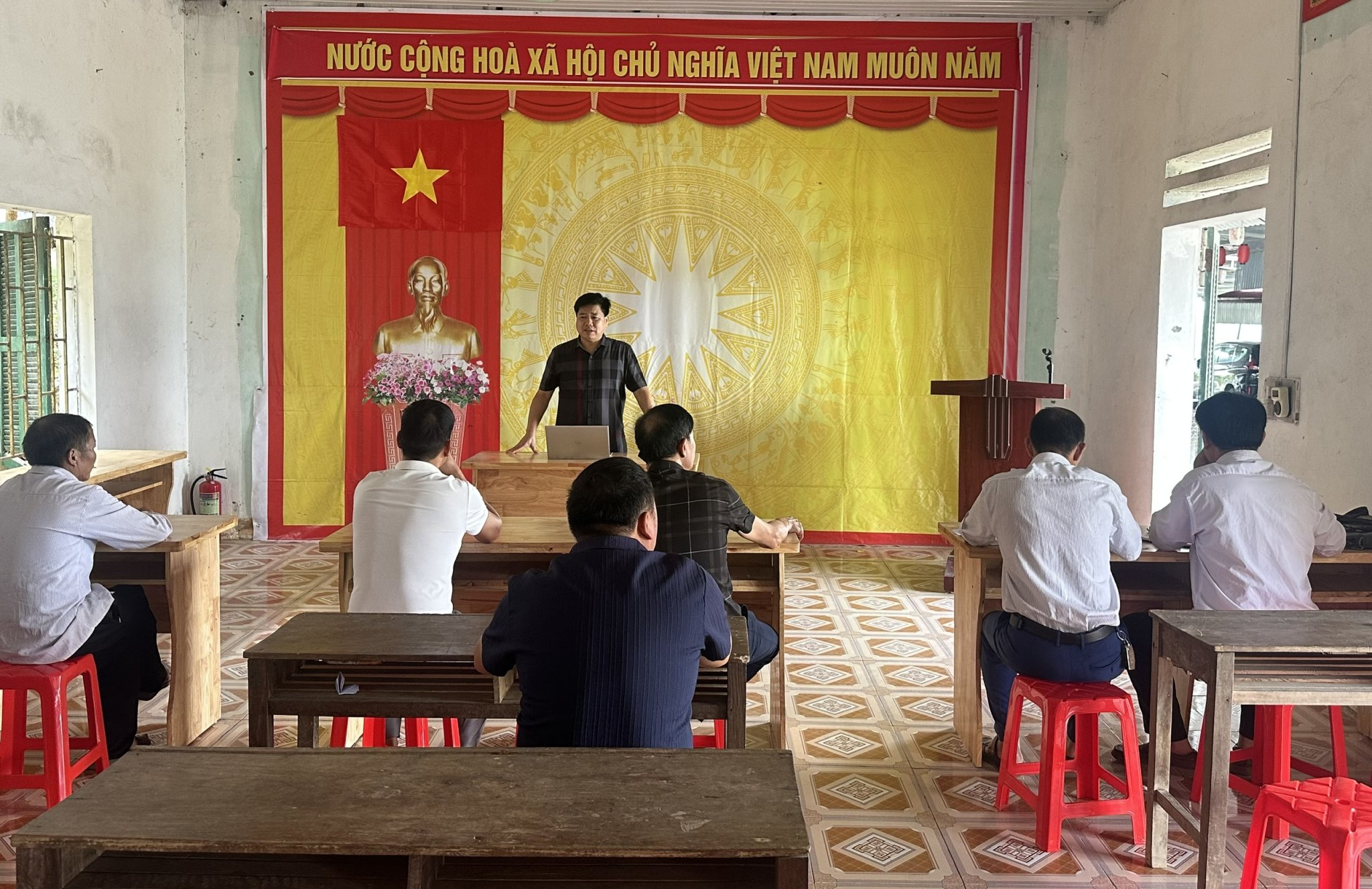 Đồng chí Thẩm Hữu Thanh, Bí thư Đảng ủy làm việc tại thôn Na Cho Cai