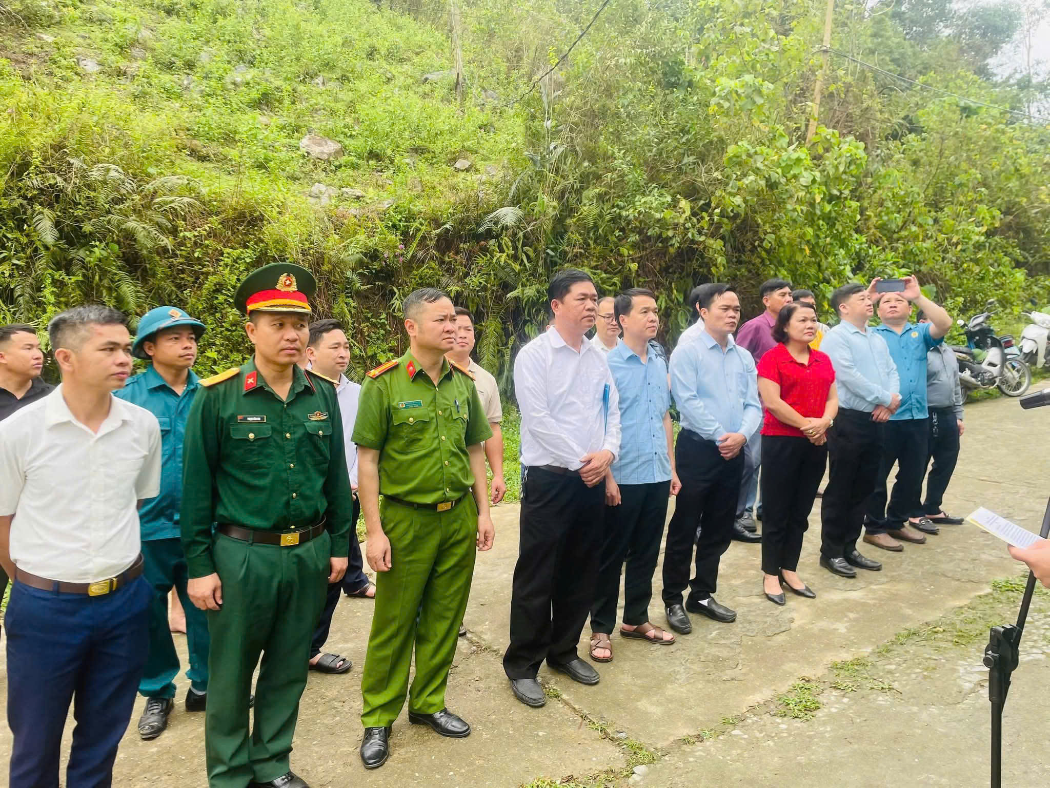 L&atilde;nh đạo dự lễ thả c&aacute;.jpg