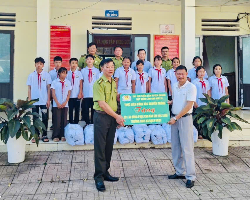 Hạt kiểm lâm khu vực XI tặng gần 300 áo đồng phục cho các em học sinh trường THCS xã Bạch Ngọc