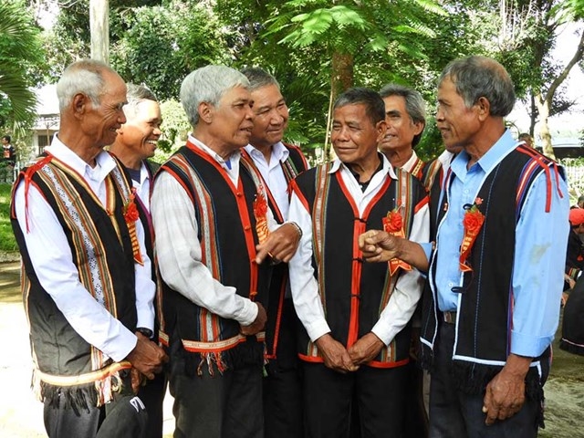 Đề xuất tiêu chí lựa chọn và chính sách với Người có uy tín trong đồng bào DTTS